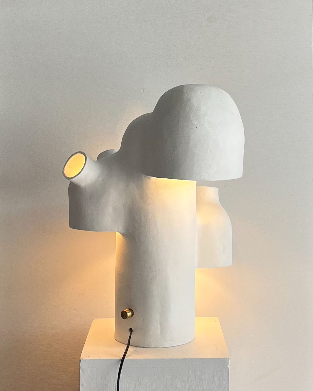 08_CHIMERA_SG_WHITE_FRONT_LIT_DENNIS_GOTS_CERAMICS.png