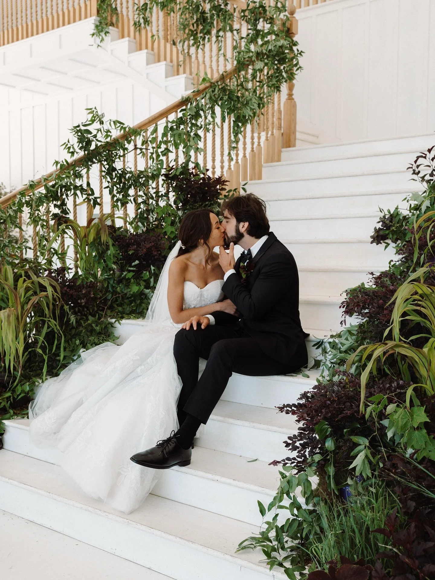 A timeless kiss beneath chandeliers and cascading greenery 🤍
Where luxury meets love in every detail.
This romantic staircase moment is everything a modern fairytale deserves.
Destination wedding & elopement photographer
Фотограф Санкт Петербур