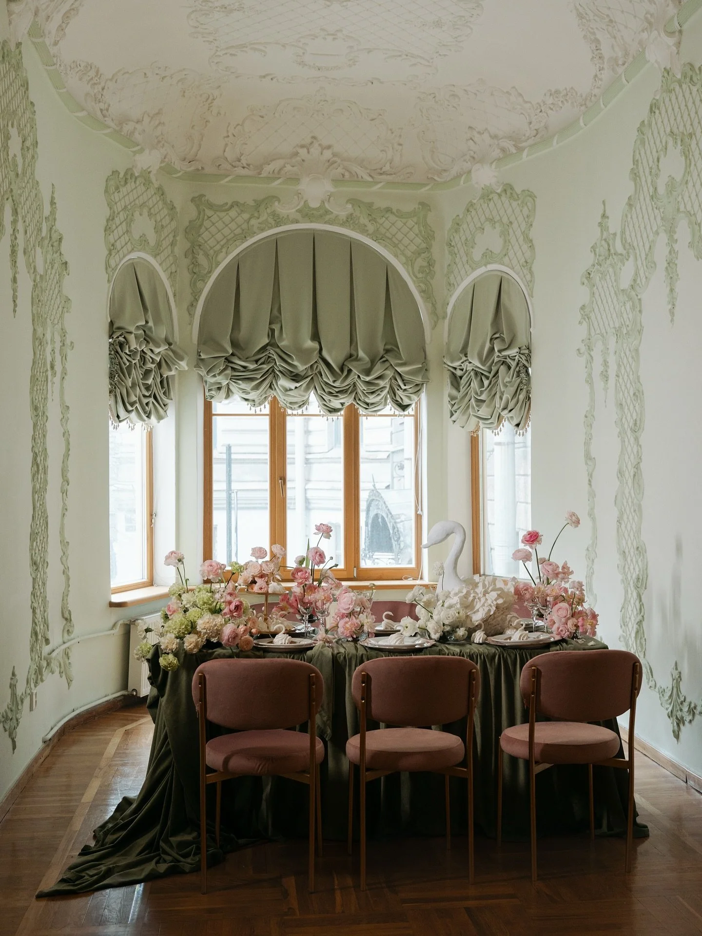 Whimsical elegance meets vintage charm
Nestled in a pastel dream of sage green and soft blush, this romantic tablescape is pure fairytale magic. From the lush florals  and baroque details, every inch whispers timeless beauty.
-
Волшебная элегантност