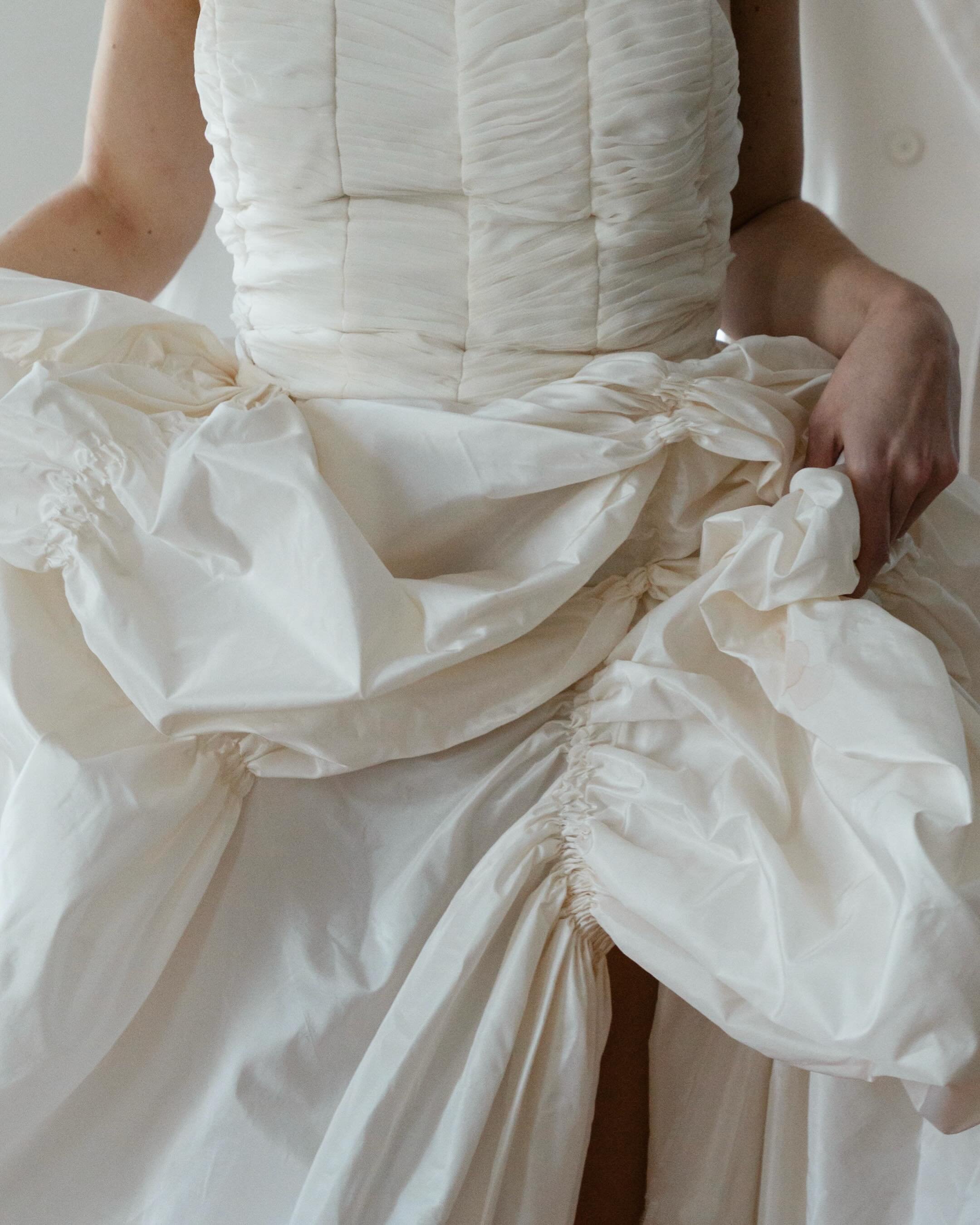 Fabric! 

Destination wedding &amp; portrait photographer
Artful imagery for the modern romantics
Inquires at annaaleksandrovna.com

Photography: @aleksandrovnaphoto 

#weddinginspo #modernromantic #fineartweddings