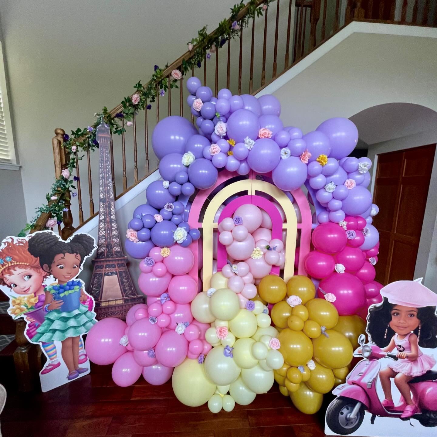 Balloons, props, banners, picnics, bounce houses, and more ! We have all the fun ! Your greatest party is only a dream away 💕 #bonjourtofour #chicagopartyplanner #chicagoeventplanner #chicagopartydecorator #chicagobouncehouserentals #whitebouncycast