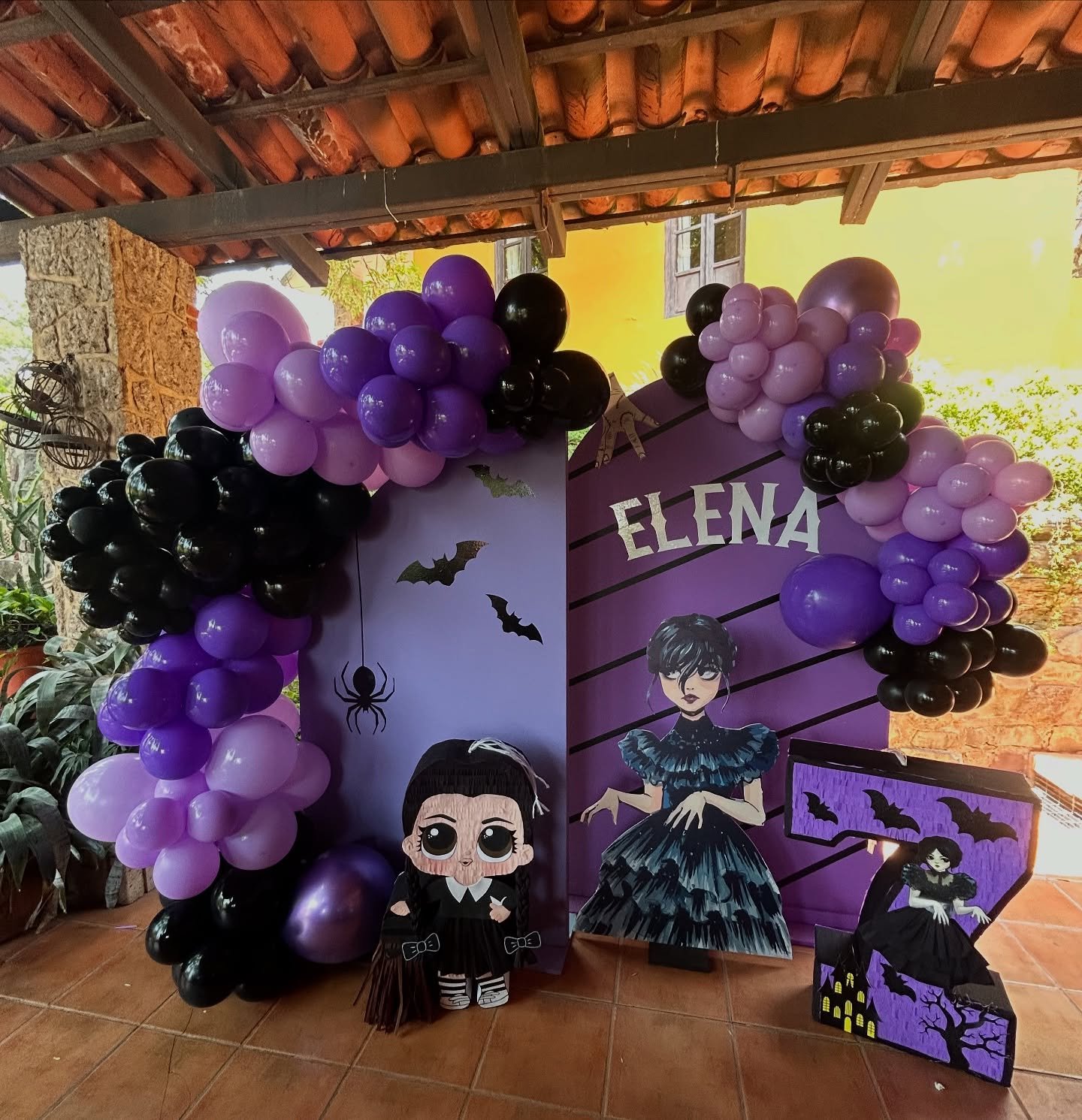 &bull;E L E  T U R N S  7&bull; 🧛&zwj;♀️🕷️🕸️
Backdrop y pi&ntilde;atas para el cumple de Elena 
#merlina #merlinaparty #wednesdayparty