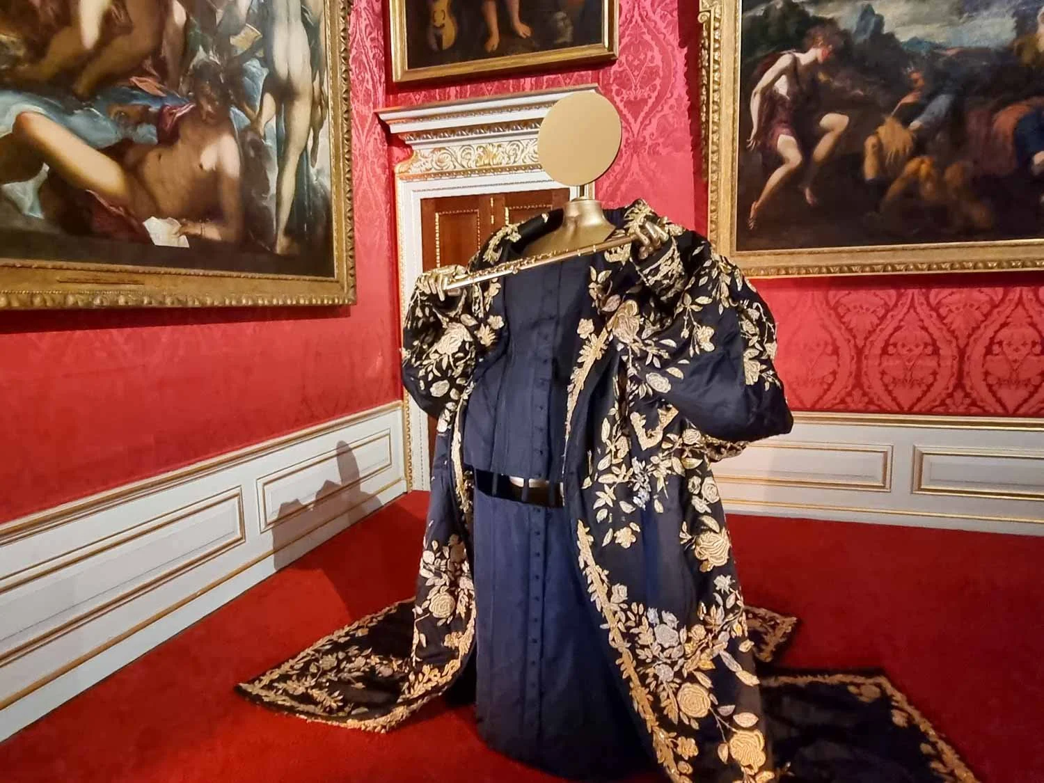 london-kensington-palace-crown-couture-lizzo.jpg