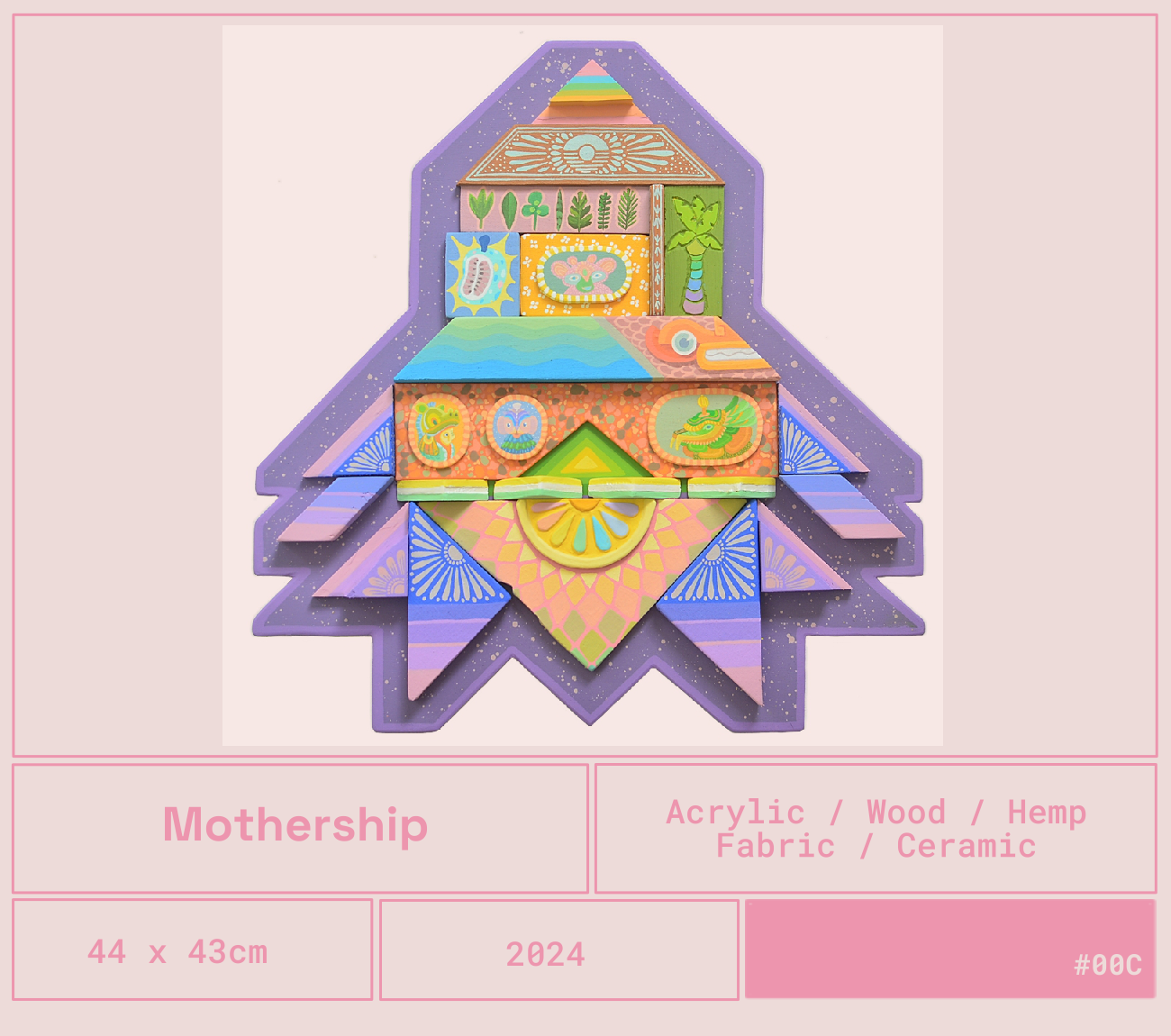 Una estructura artística llamada 'Mothership' de 44x43cm, elaborada con materiales como acrílico, madera, cáñamo, tela y cerámica, decorada con motivos coloridos y formas geométricas, presentada en 2024.
