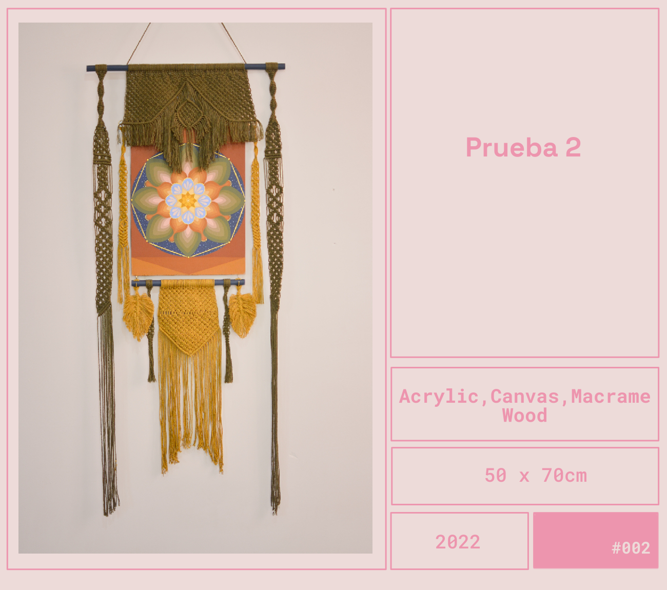 Curiot Tlalpazotl, pintura de mandala en lienzo, con detalles en colores naranja, azul, verde y rosa, adornada con hilo dorado y macramé, colgada en pared con soporte de madera y cuerda, estilo bohemio, tamaño 50x70cm, creado en 2022.