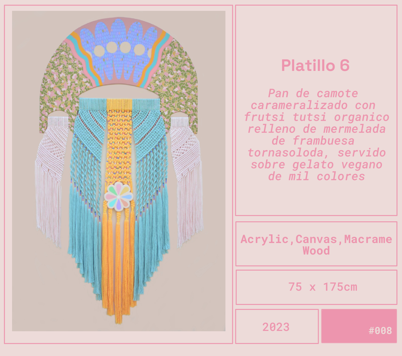 Plato 6: Collar de color caramelo con frutas orgánicas, relleno de mermelada de frambuesa, servido sobre helado vegano de mil colores. Materiales: acrílico, lona, macramé, madera. Dimensiones: 75 x 175 cm, año 2023, código #008.