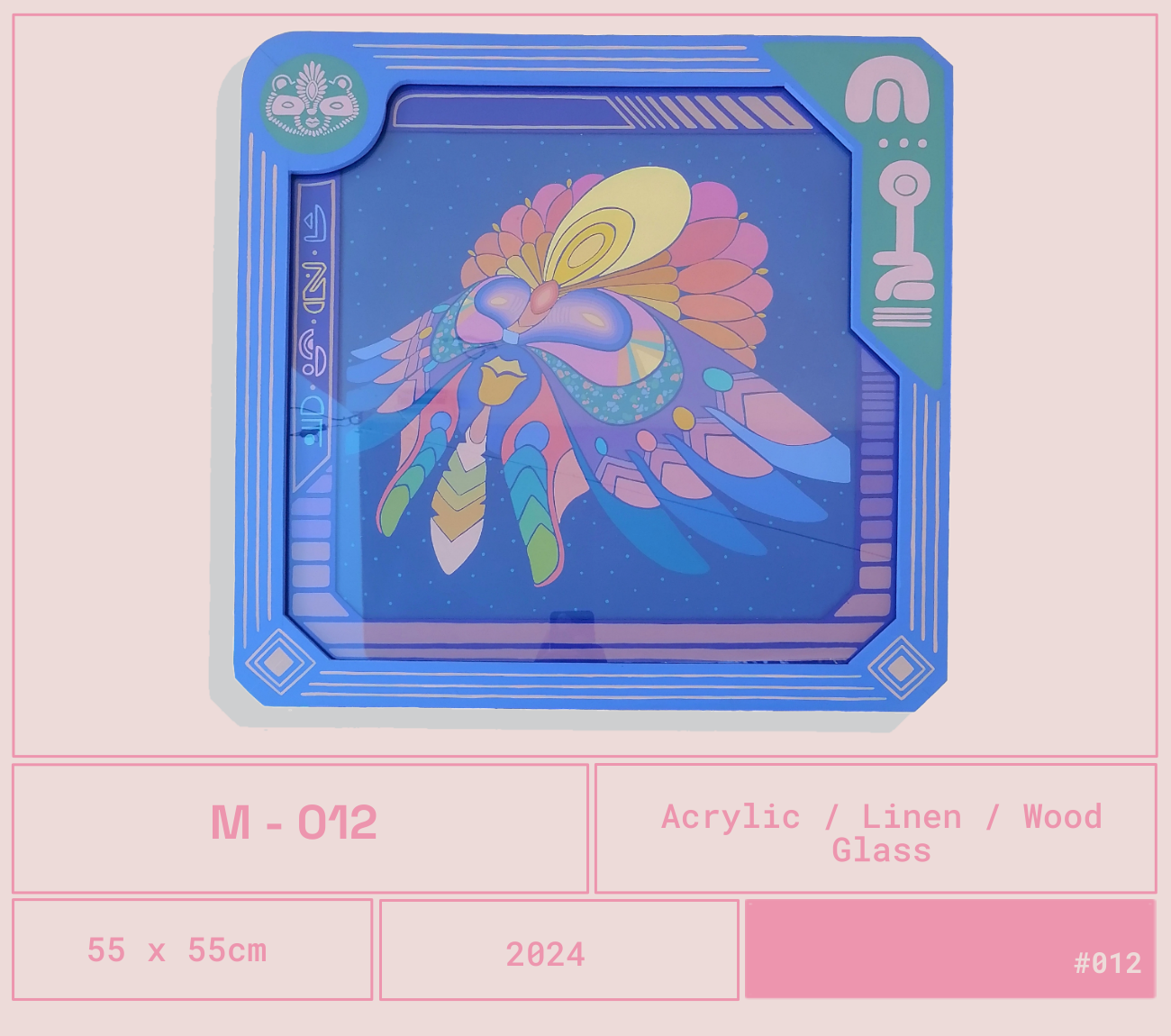 Cuadro de arte colorido de una mariposa con alas en tonos pastel, enmarcado con un borde azul y decoraciones en las esquinas. La imagen está en un packaging que indica que es de acrílico, lino, madera o vidrio, con dimensiones de 55x55 cm y el año 2024.