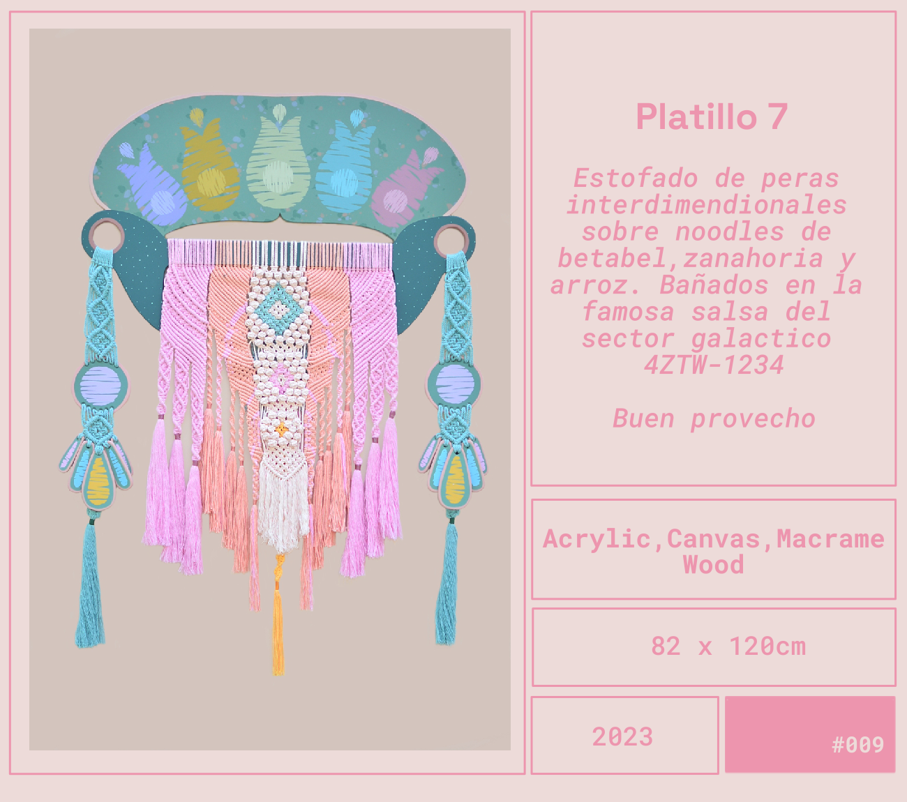 Obra del artista Mexicano Curiot Tlalpazotl. Un collar decorativo de macramé con perlas, en tonos rosados, azules y blancos, que imita un atuendo indígena con flecos y colgantes. Cocina Collection