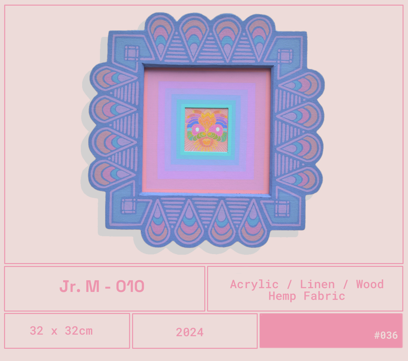 una pieza de arte cuadrada con un diseño colorido en forma de cara de máscara, rodeada por un marco decorativo en tonos de azul y rosa, en una exhibición o catalogo con detalles técnicos y de materiales en el fondo