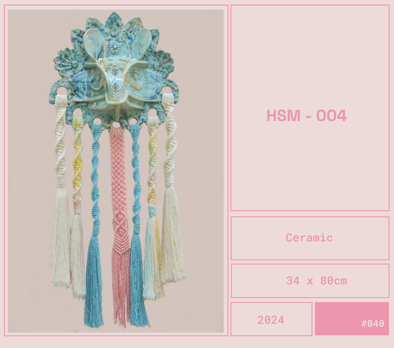 Péndulo decorativo con figurado de cerámica y flecos de macramé en colores pastel.