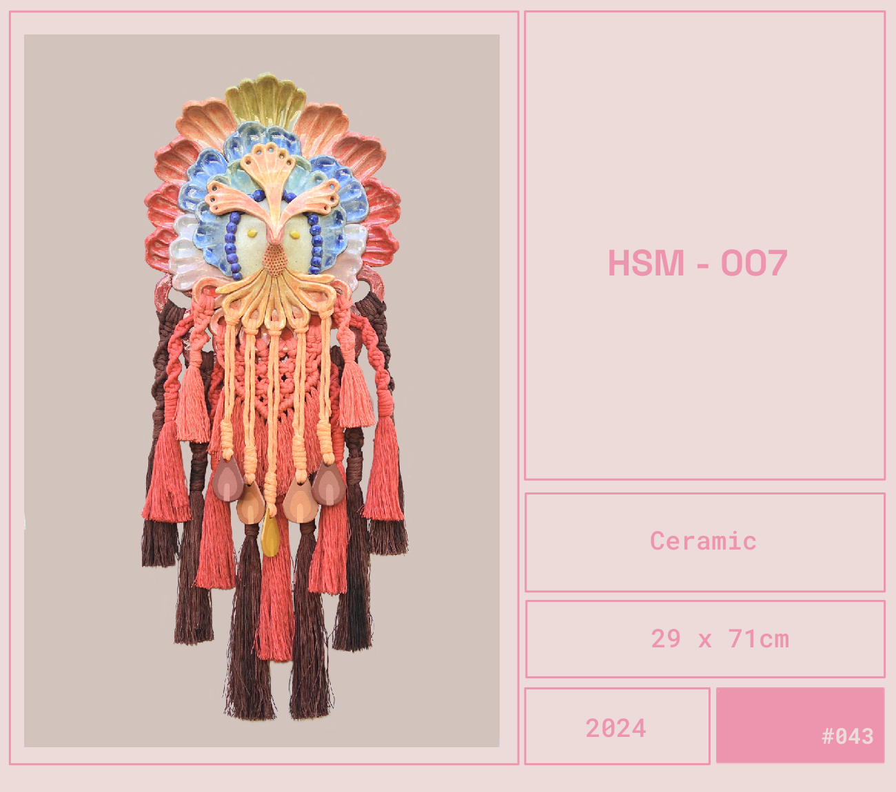 Obra del artista Mexicano Curiot Tlalpazotl. Decoración de cerámica con diseño de ave y colgantes de hilo en tonos rosa, azul y marrón