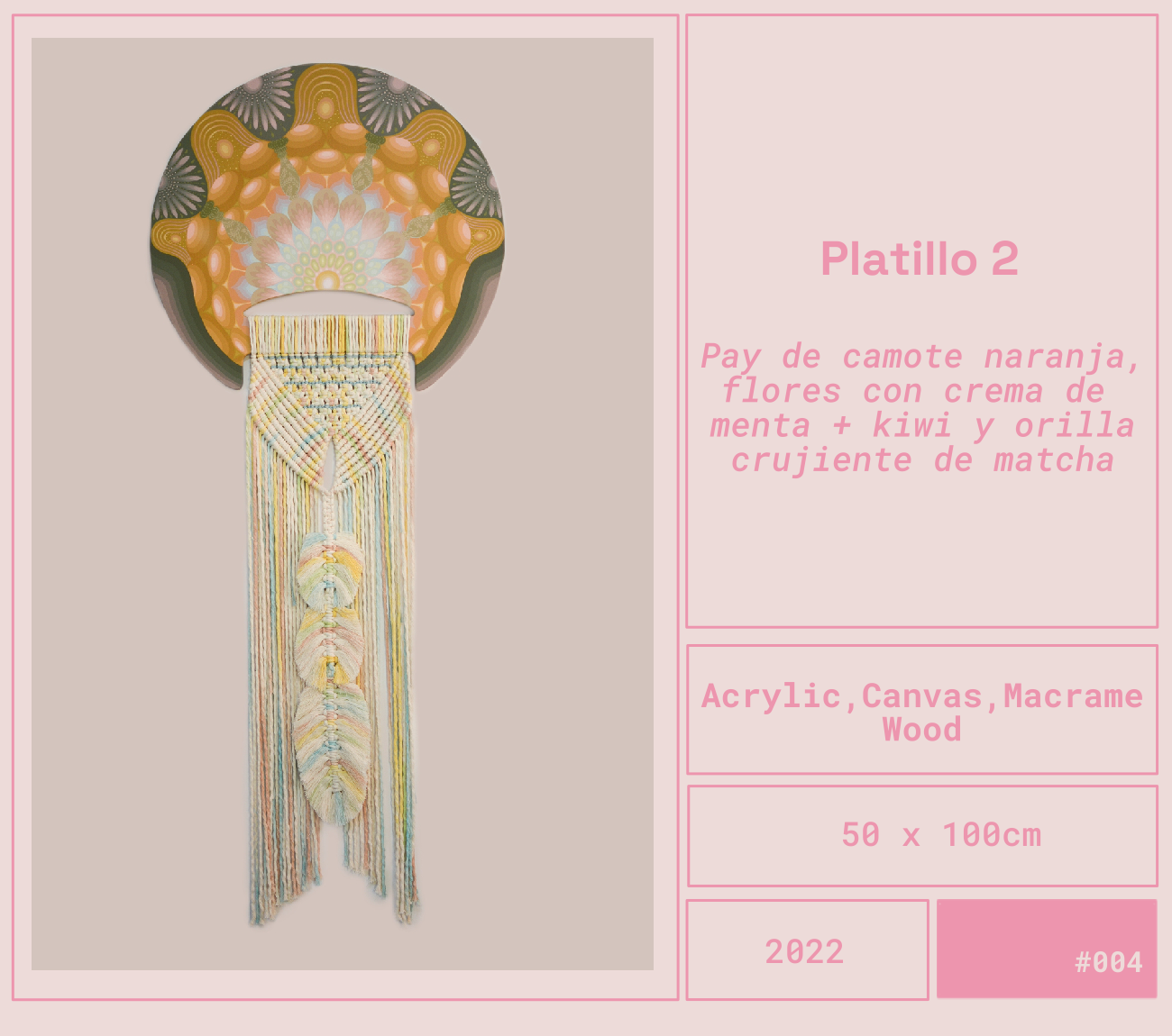 Obra del artista Mexicano Curiot Tlalpazotl. Un tapiz colgante hecho de macramé con colores suaves y detalles en forma de hojas y flores, colgado en un círculo decorativo con un fondo de patrón floral. Colección Cocina