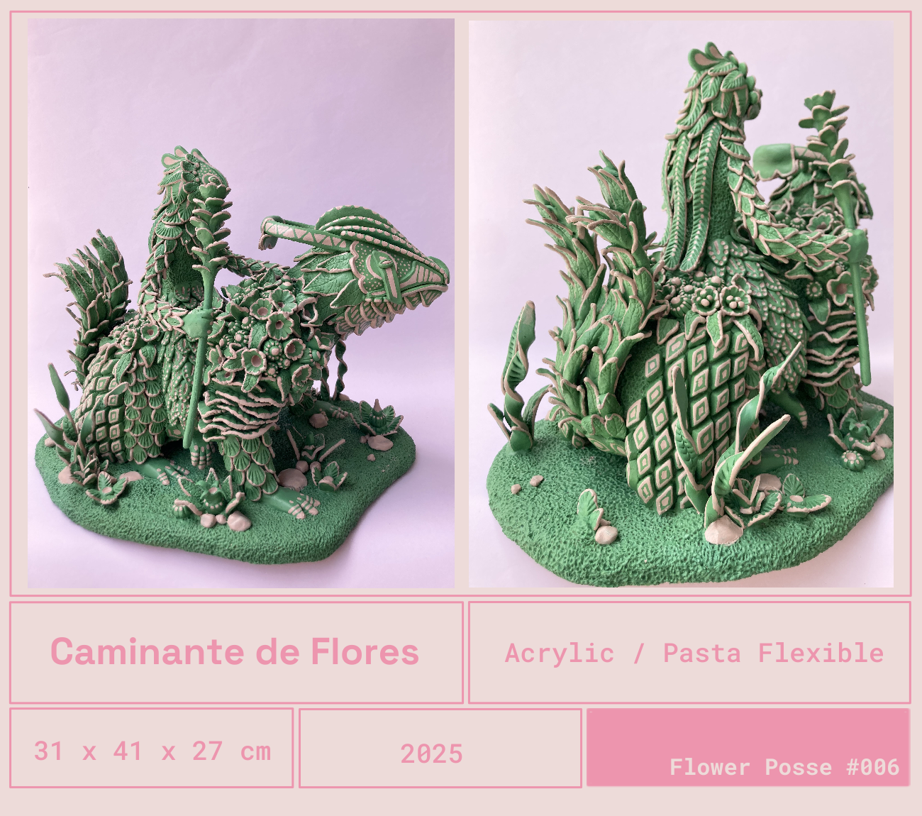Escultura de flores en miniatura hechas de pasta flexible y acrílico que representan un pájaro y un dinosaurio, con base de césped artificial.