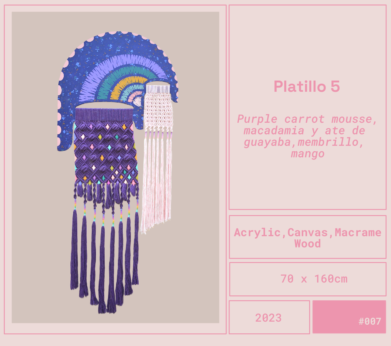 Obra del artista Mexicano Curiot Tlalpazotl. Un colgante hecho con cuerda, en tonos morados, rosa, azul, verde y amarillo, con diseños tejidos y de macramé, con flecos y cuentas de colores. Cocina Collection