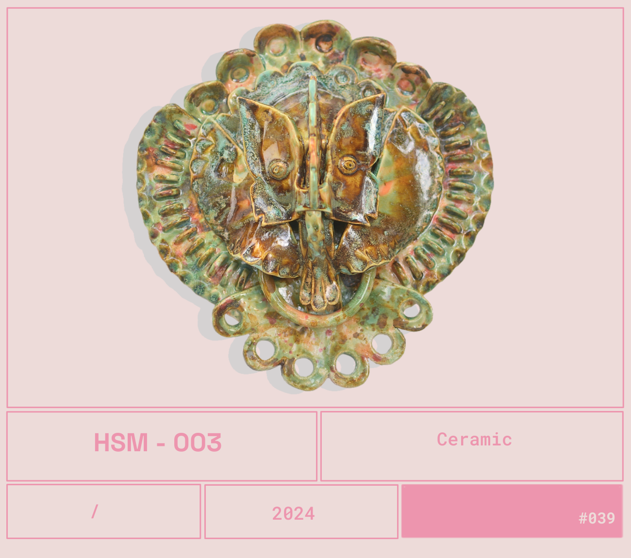 Un artefacto de cerámica en forma de corazón con diseño de mariposa en el centro, detalles coloridos y textura desgastada, sobre fondo rosa pálido.