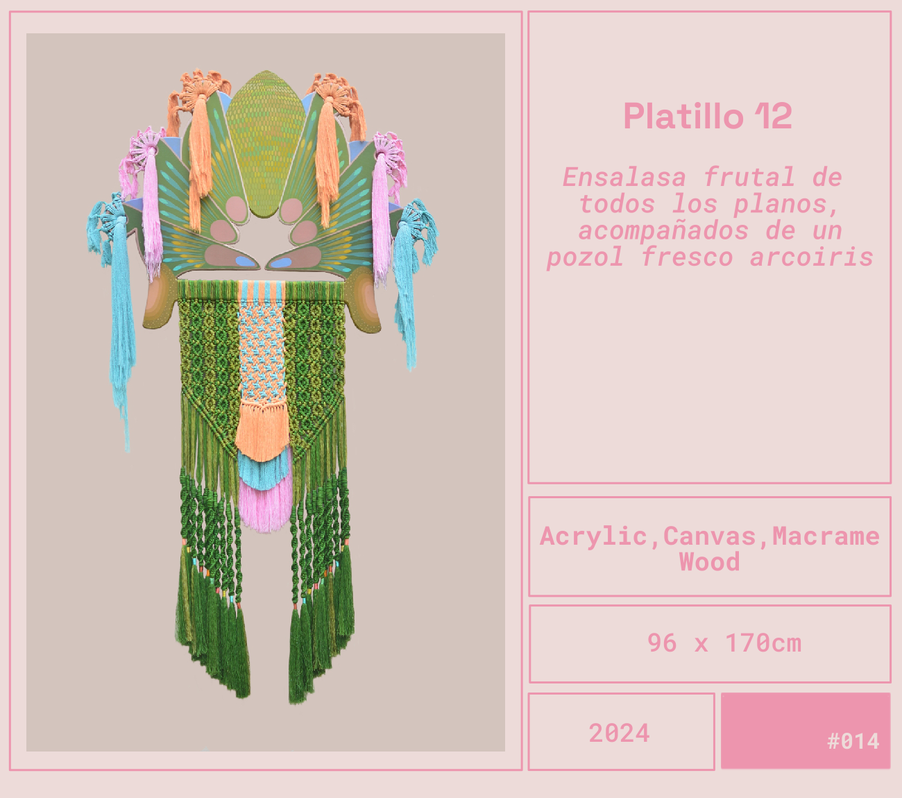 Obra del artista Mexicano Curiot Tlalpazotl. Una silla diseñada con colores pastel y decorada con franjas de colores, hilos y cerámica, forma la figura de un pez. La información a la derecha describe que es un plato con ensalada de frutas.