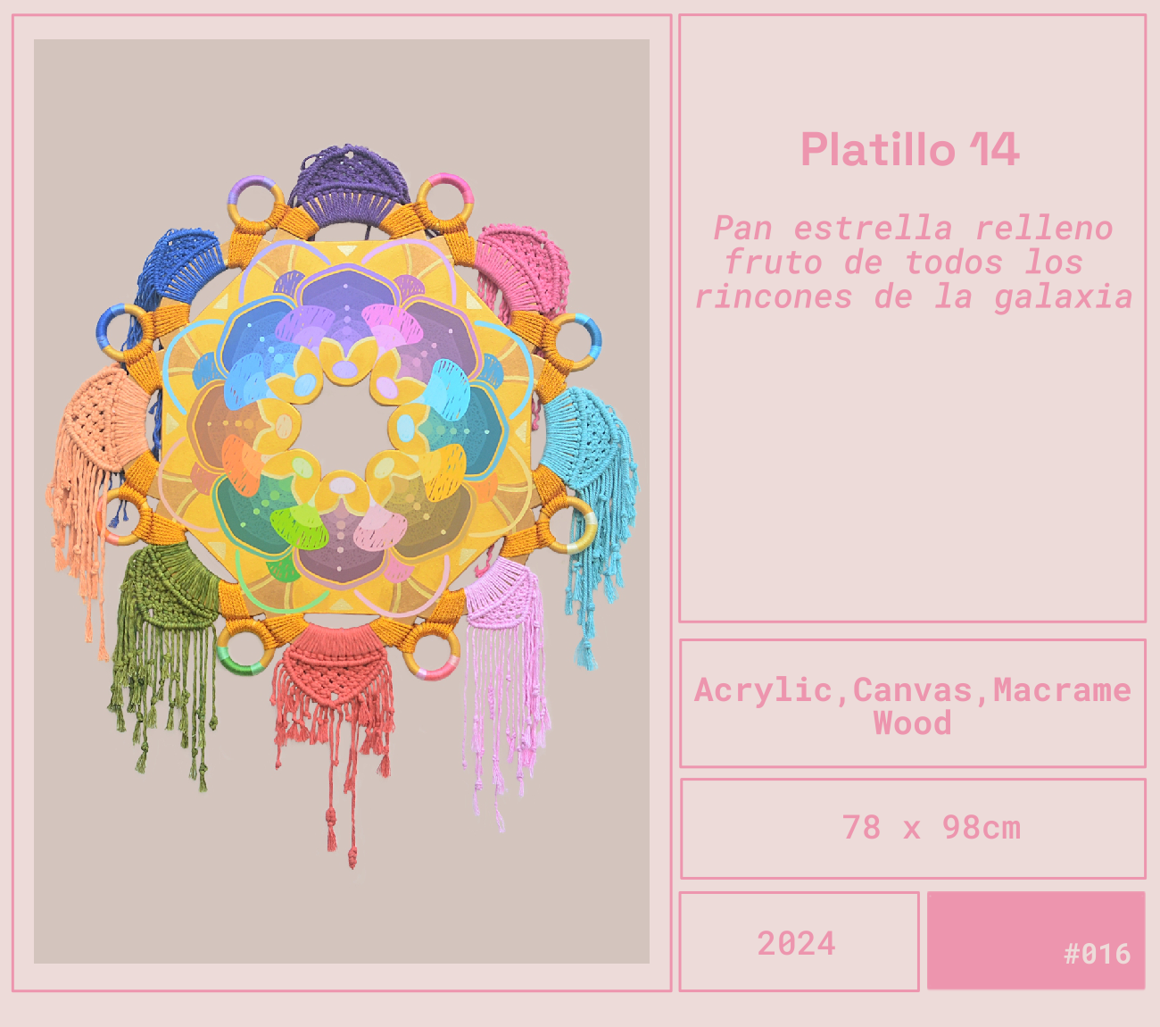 Un círculo de macramé con diferentes colores, decorado con chales de ganchillo en varios tonos, y un centro con diseños abstractos y coloridos, formando un patrón visual en forma de estrella rodeada de rincones de la galaxia.