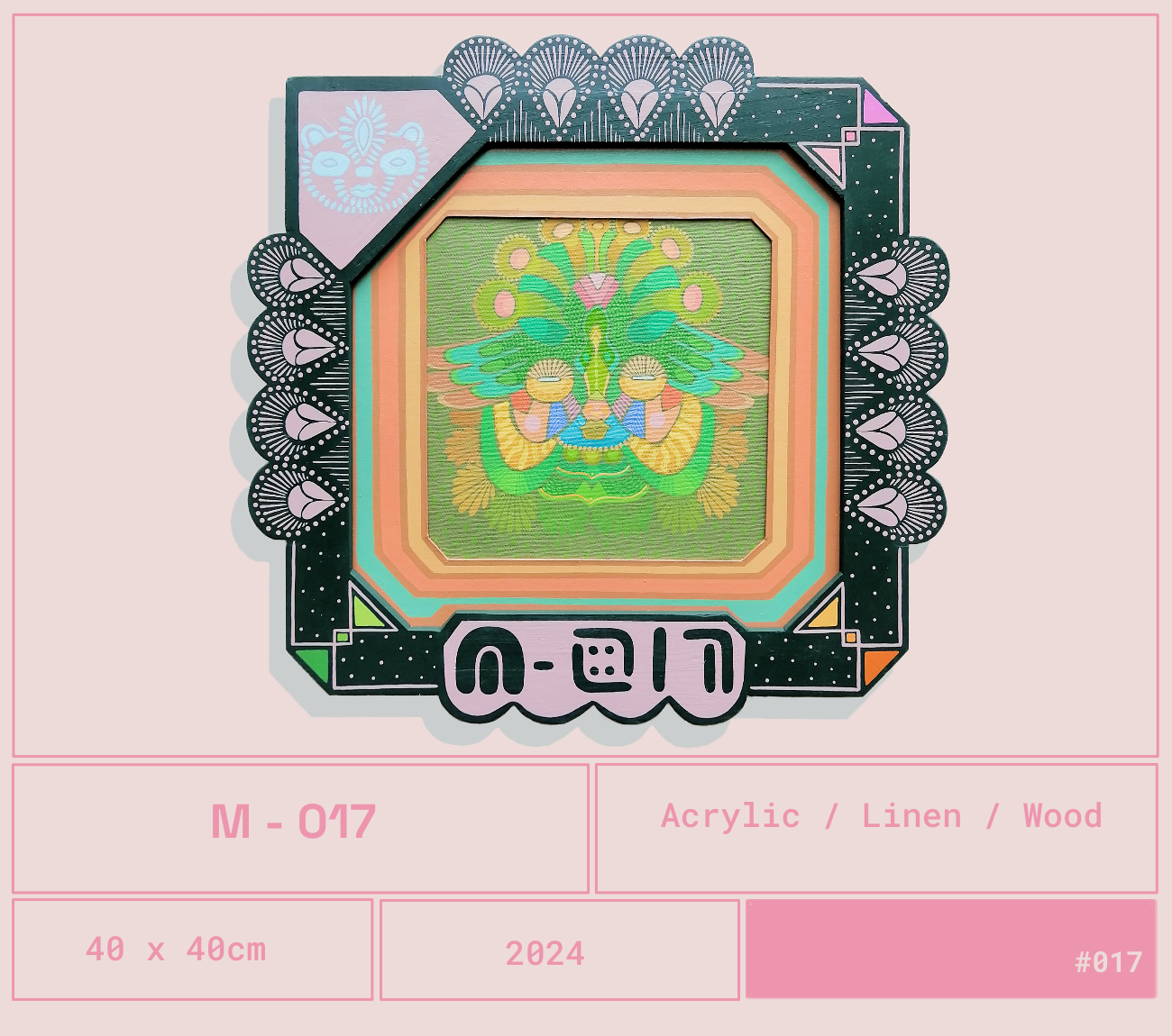 Cuadro decorativo con marco negro y detalles en rosa y verde que presenta un dibujo colorido de un pavo real con plumas abiertas y cuerpo en tonos verdes y azules, rodeado de un diseño geométrico en tonos pastel y una base de madera.