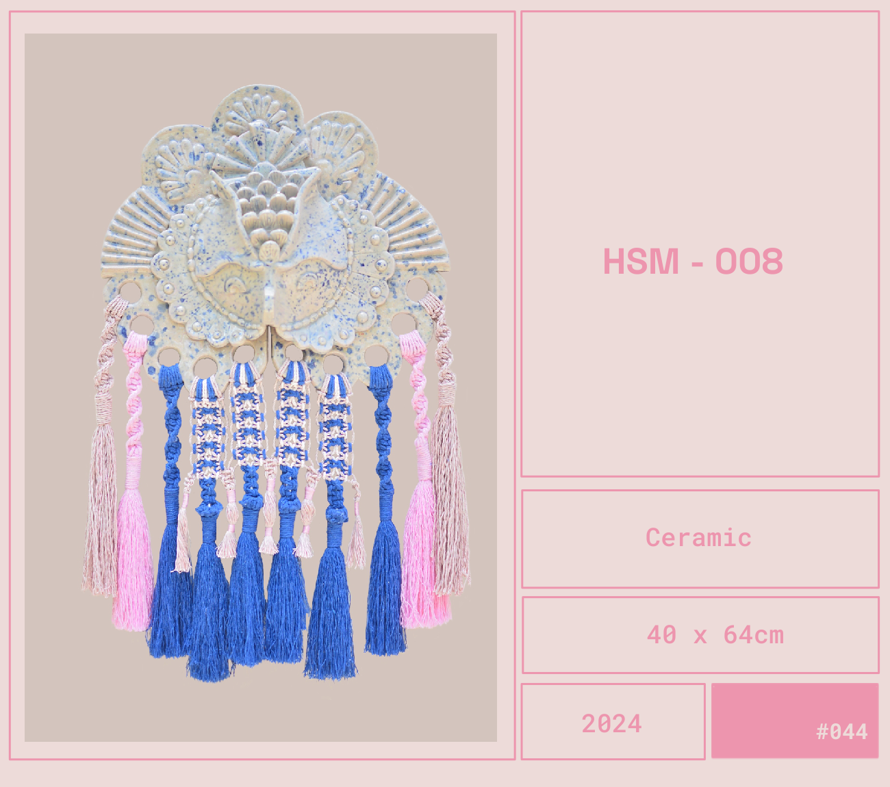 Decoración de cerámica con cuello de cisne en el centro y flecos de hilos en tonos rosados y azules colgando.