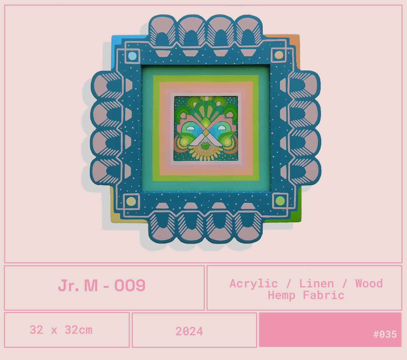 Cuadro decorativo con marco azul con patrones en forma de conchas, con diseño en color verde, pastel y dorado, en una alusión a un rostro estilizado con alas, en fondo de colores en tonos suaves y formas cuadradas.