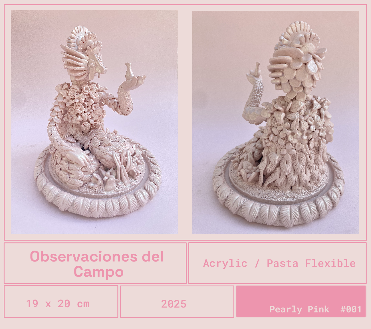 Escultura de una figura de campo en color rosa con detalles en pasta flexible o acrílica, muestra una figura con forma de ave o pavo real, decorada con muchas flores y hojas. La figura está sentada en un pedestal decorado con estilos similares.