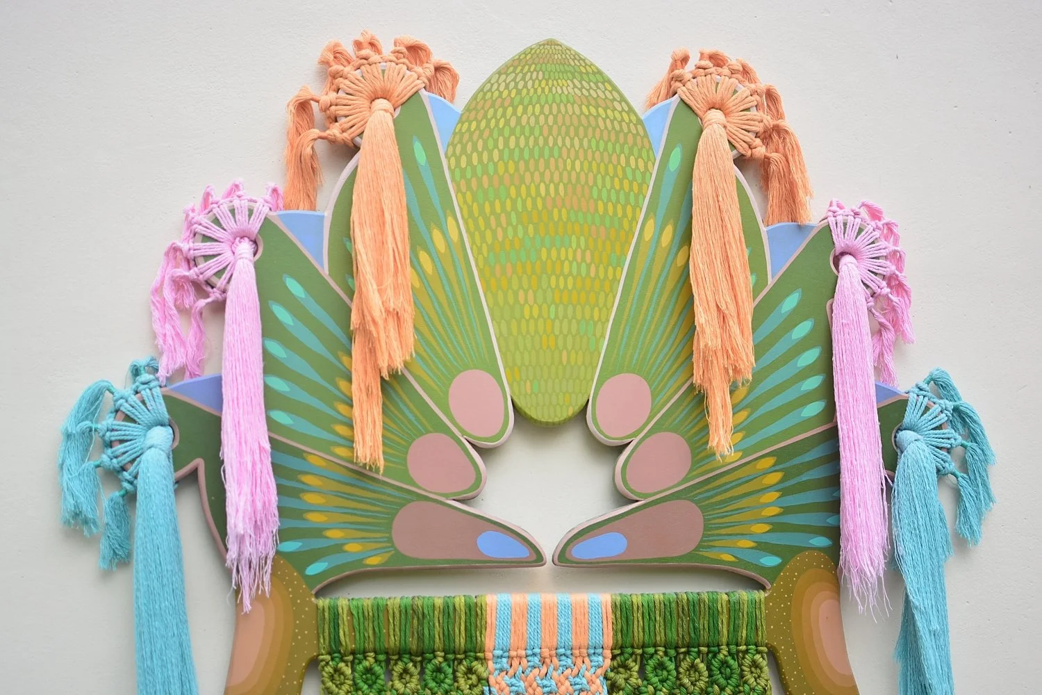 Arte colorido y texturizado con formas de mariposas y flecos en tonos pastel.