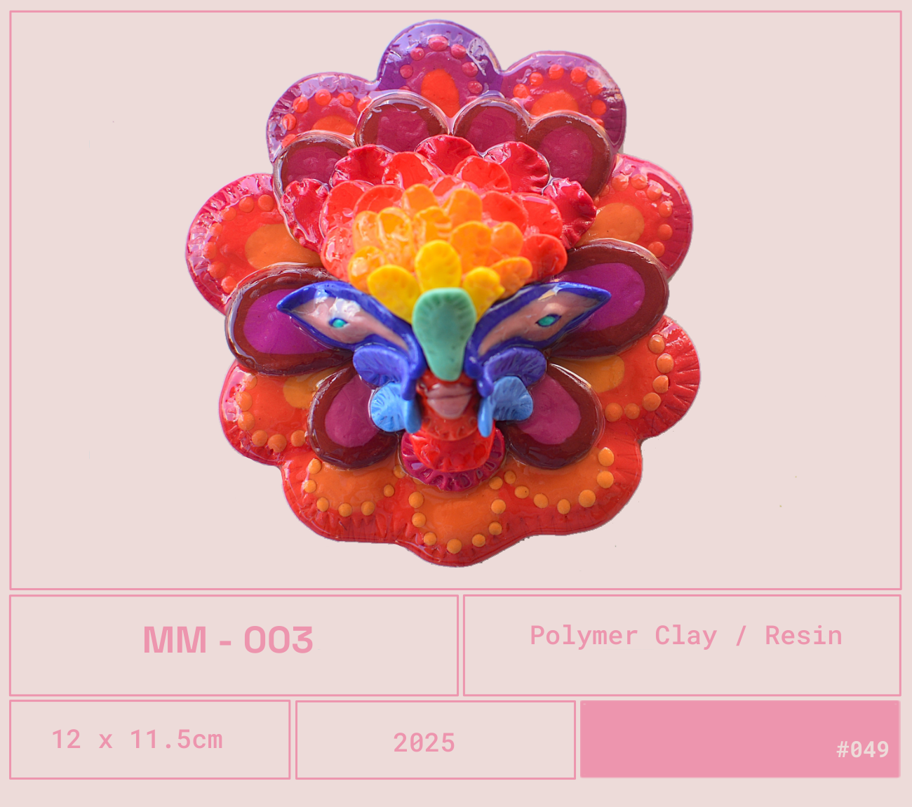 Figura decorativa de mariposa con pétalos de colores utilizando arcilla de polímero, en un fondo de color claro.