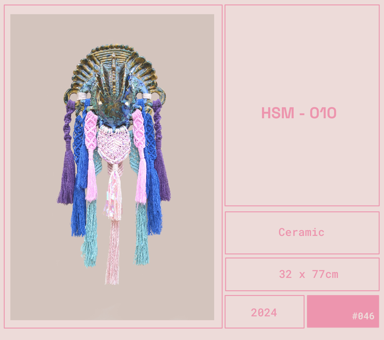 Hermosa escultura de cerámica con diseño de cangrejo, decorada con hilos de colores en tonos rosa, azul, morado y aqua, en un fondo beige.