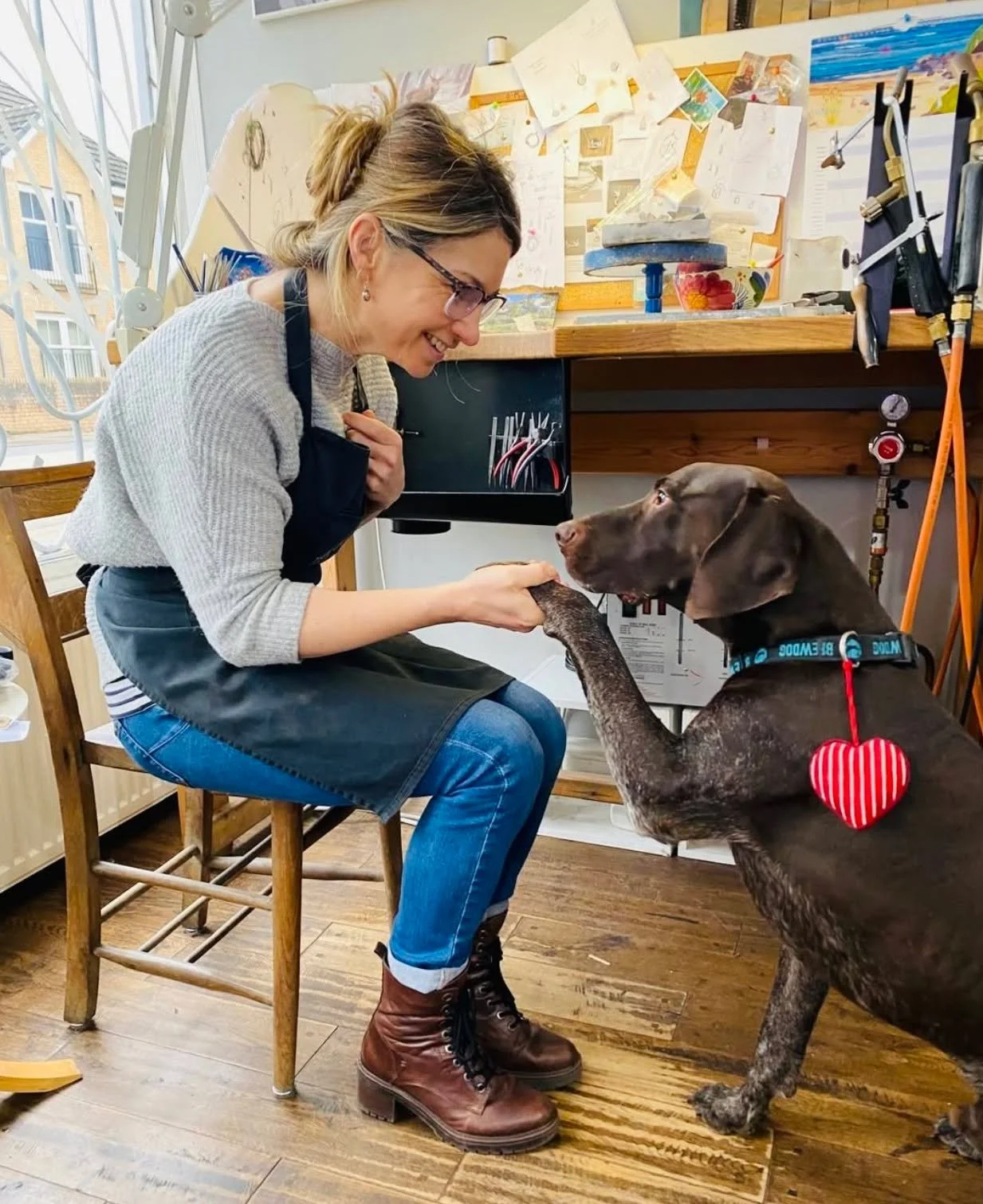Linda Macdonald studied at the Glasgow School of Art. Linda began with an interest in drawing, painting and illustration, but she also had the opportunity to explore Jewellery as part of her first year. Making jewellery allowed her to explore telling