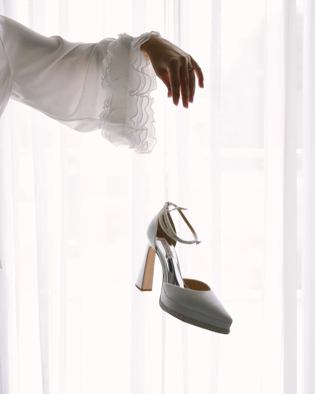 Getting ready vibes y Gloria glowing. ✨
.
.
.
.

#gettingreay #bridetobe2026 #ecuadorweddingphotographer