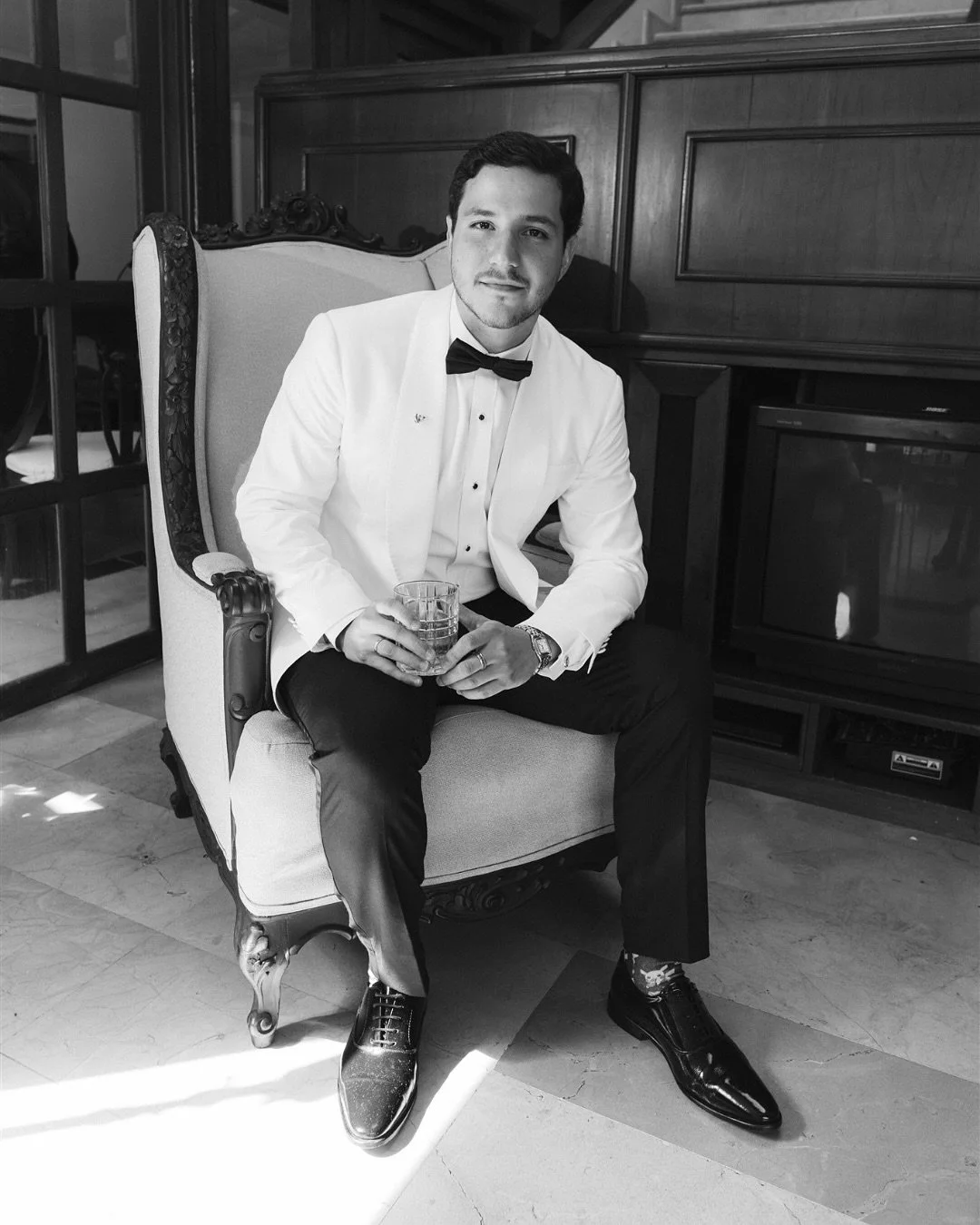 Groom moments con Rafa🩶. No se pierdan el firstlook con los amigos 🤣
.
.
.
@susananoboa.planner 
@arocapro 
@irrealcreator 
@johireyes 
@hiltoncolon_gye 
@johannakronfledesign 
@villagardenia.ec 
@rewindgrupo 
@djbrauliovelez 
@drinkteam.ec
.
.
.
.