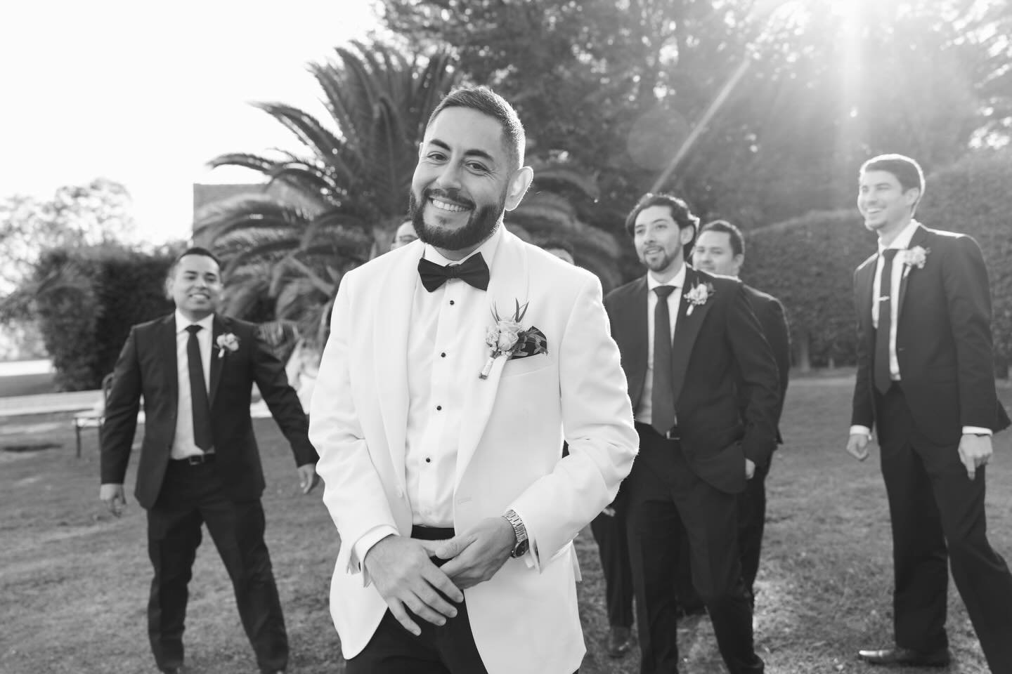 There are moments at weddings that tell me everything is going well.
Like this one, when the groom looks at me relaxed, happy, comfortable&hellip; simply enjoying the moment.

That&rsquo;s when the genuine photos begin to appear. ✨
.
.
.
.
@veritewed