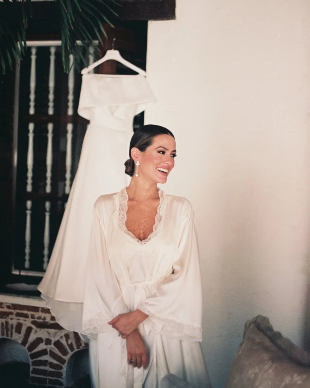 Estas films de Cristy y Javi no se pod&iacute;an quedar solo archivadas. 🎞️😍 #35mmfilm 
.
.
@enfoque_films 
@blueweddings.co 
.
#bridetobe2027 #ecuadorweddingphotographer #filmweddingphotographer #weddingphotoinspiration