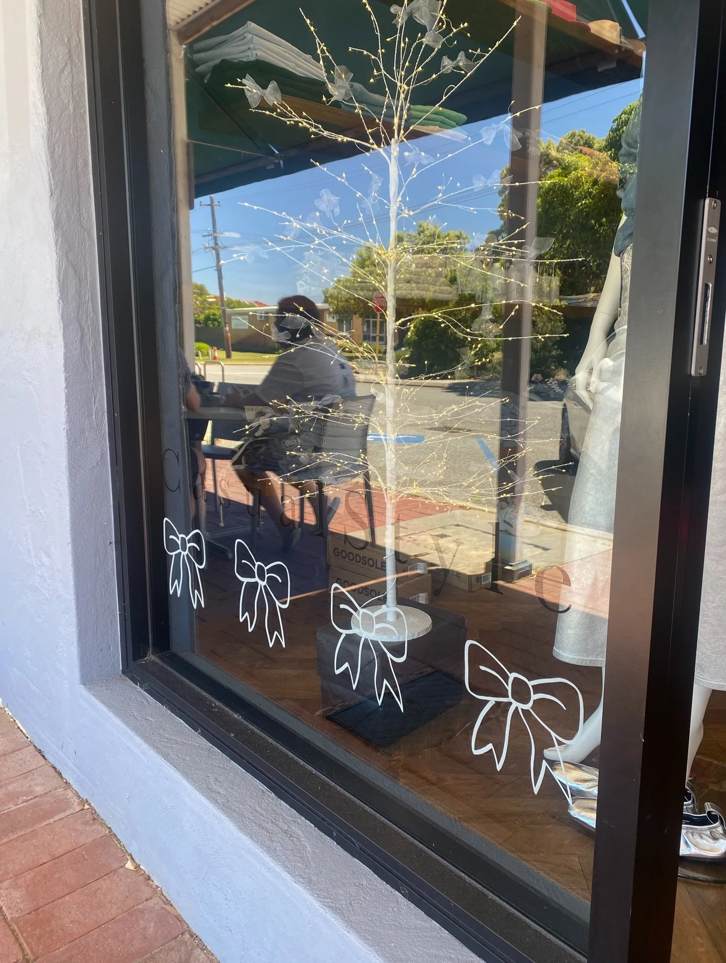 Bows for the Xmas win 🎀 at @casualstyle_store 

Xmas but make it understated 😉

Have loved drawing on windows this week - it&rsquo;s something I would love to do more of 😬 a fun way to be creative and have something that&rsquo;s temporary. 

SAVE 