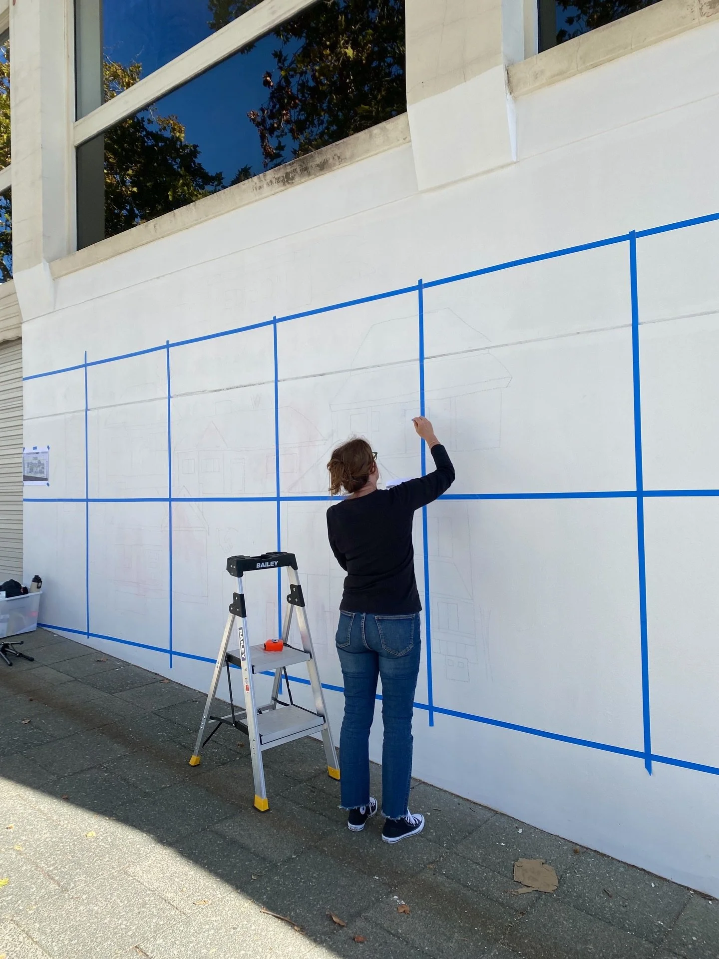 It was around this time last year that I submitted my design for @edisonproperty Wall of Wonders - which we all now know, I drew and painted last May 🖤

They are now on the hunt for an artist to draw their work of art on another part of the wall. 

