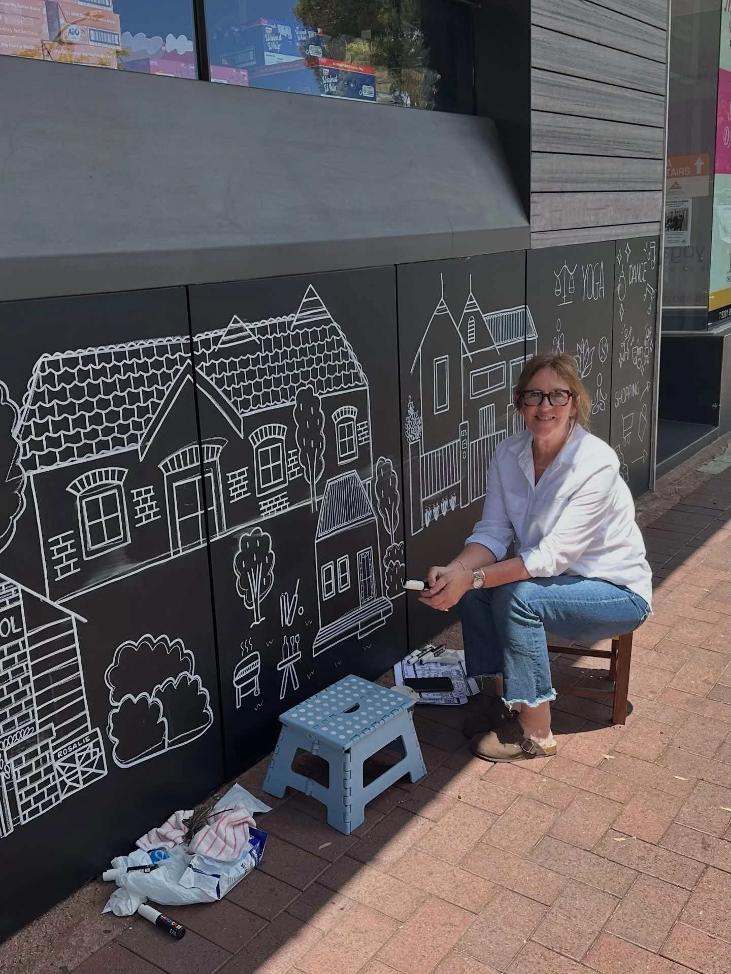 A little behind the scenes 🎬
 
You will generally find me drawing on my iPad (all me BTW) so drawing on a wall shifts the way I draw but I love that challenge!

I drew this mural with @posca_aus paint pens and it made the transition from Apple Pen n