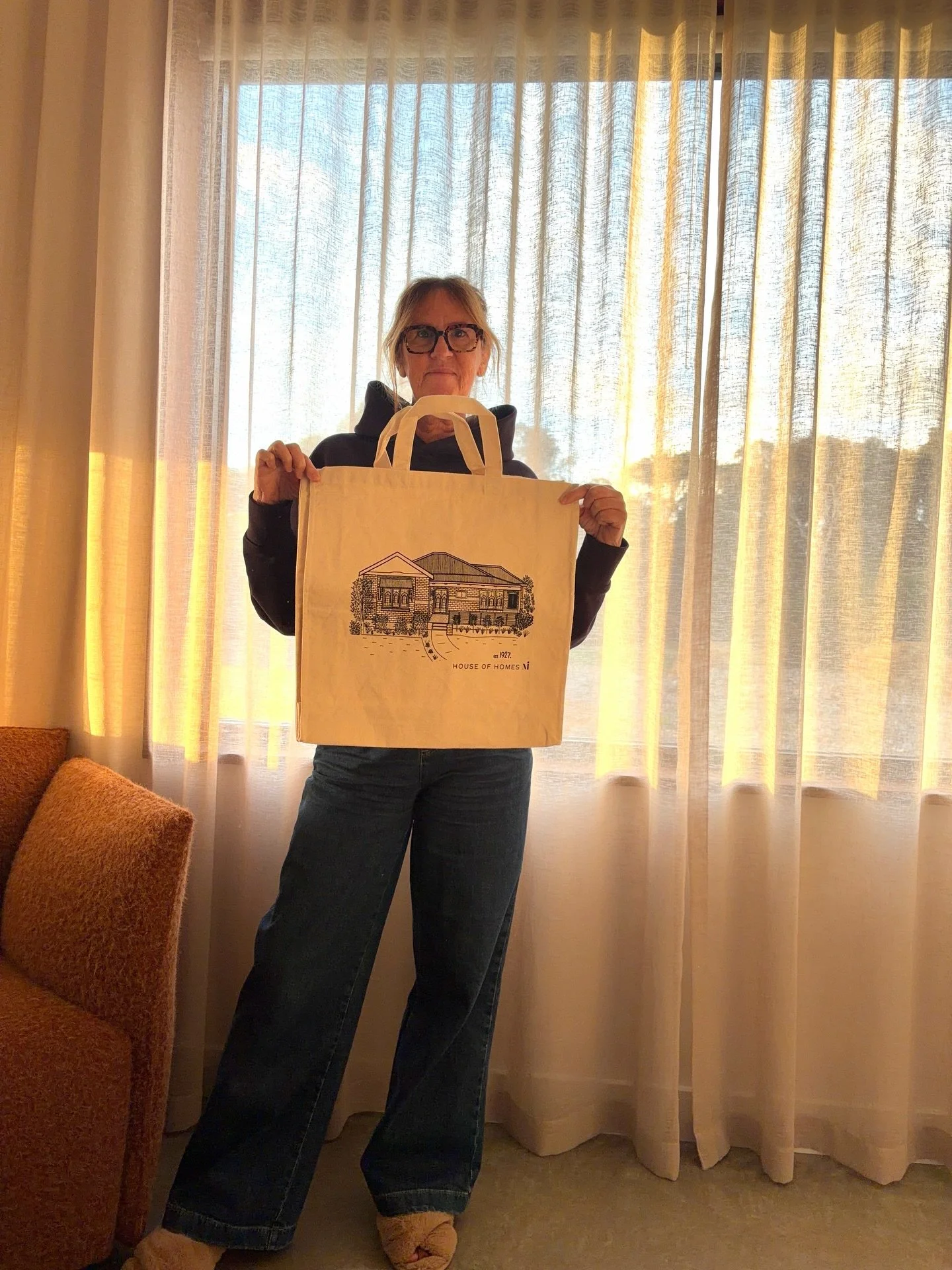 Did someone say shopping bag 🫢

Loving this new tote from @modainteriors that of course I drew a little while ago now. 

She&rsquo;s been turned into many things in her little life, wallpaper, postcards, Xmas cards, folders, jute bags and tea towels