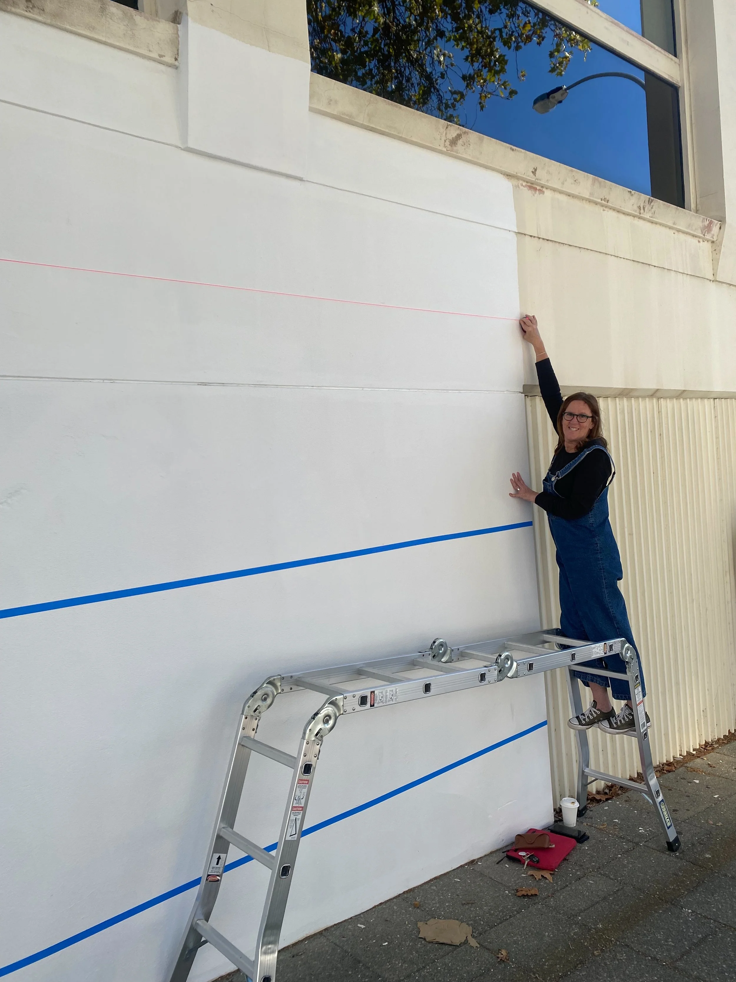 This day one year ago I set out on my first mural adventure 🫟

I enlisted my trusty assistant to help me grid the wall so I could chalk the design on the wall the following day. 

Was I nervous 💁🏻&zwj;♀️ yes, yes I was. I was 💩 myself 😂

Did I h