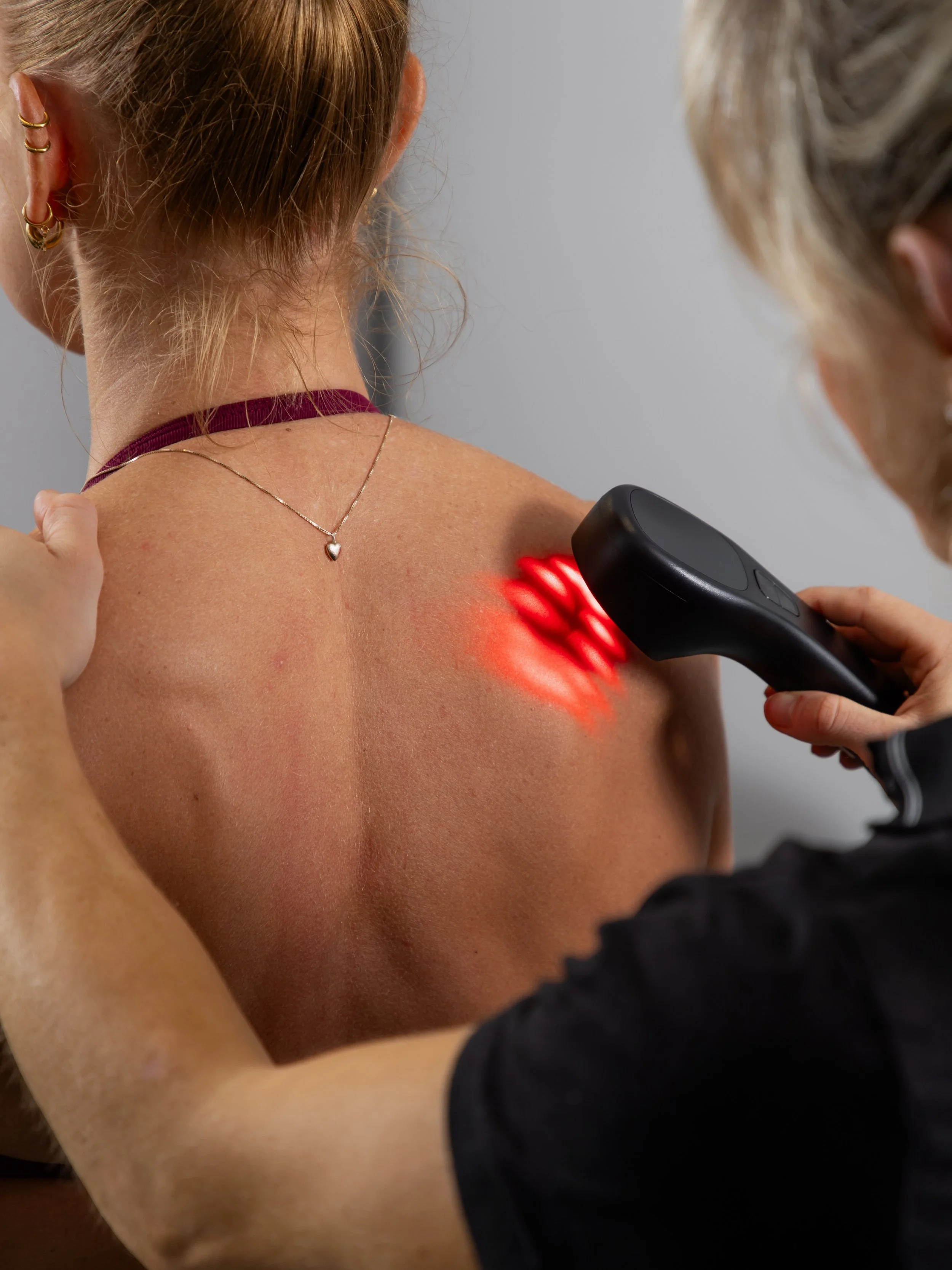 LASER THERAPY 🚨
One of the many tools we use to support your recovery.

Laser therapy is a non-invasive treatment that uses targeted light energy to help reduce pain, manage inflammation and support the body&rsquo;s natural healing process.

Our pra