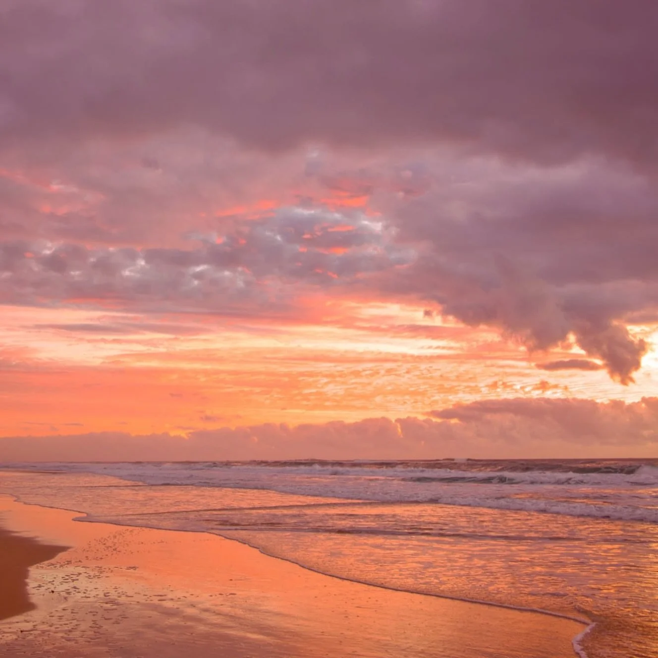 Dreaming of clear skies in Mermaid Beach 🌅🌧️

📸 @louiserumian_seascapes 

#mermaidbeach #sundayfunday #goldcoast #goldcoastphotographer