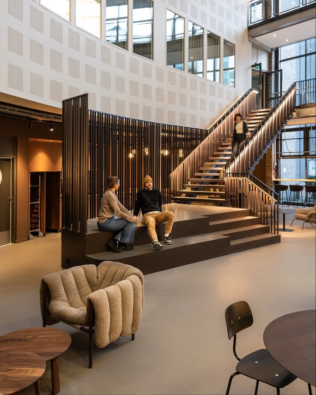 Sj&oslash;lyst Plass 3 har f&aring;tt nytt liv! Fra showroom til moderne kontor med utvidet kantine, lune soner og Barception i atriet. Gjenbrukte m&oslash;bler, fleksible sitteplasser og &aring;pne siktlinjer gj&oslash;r hverdagen b&aring;de hyggeli