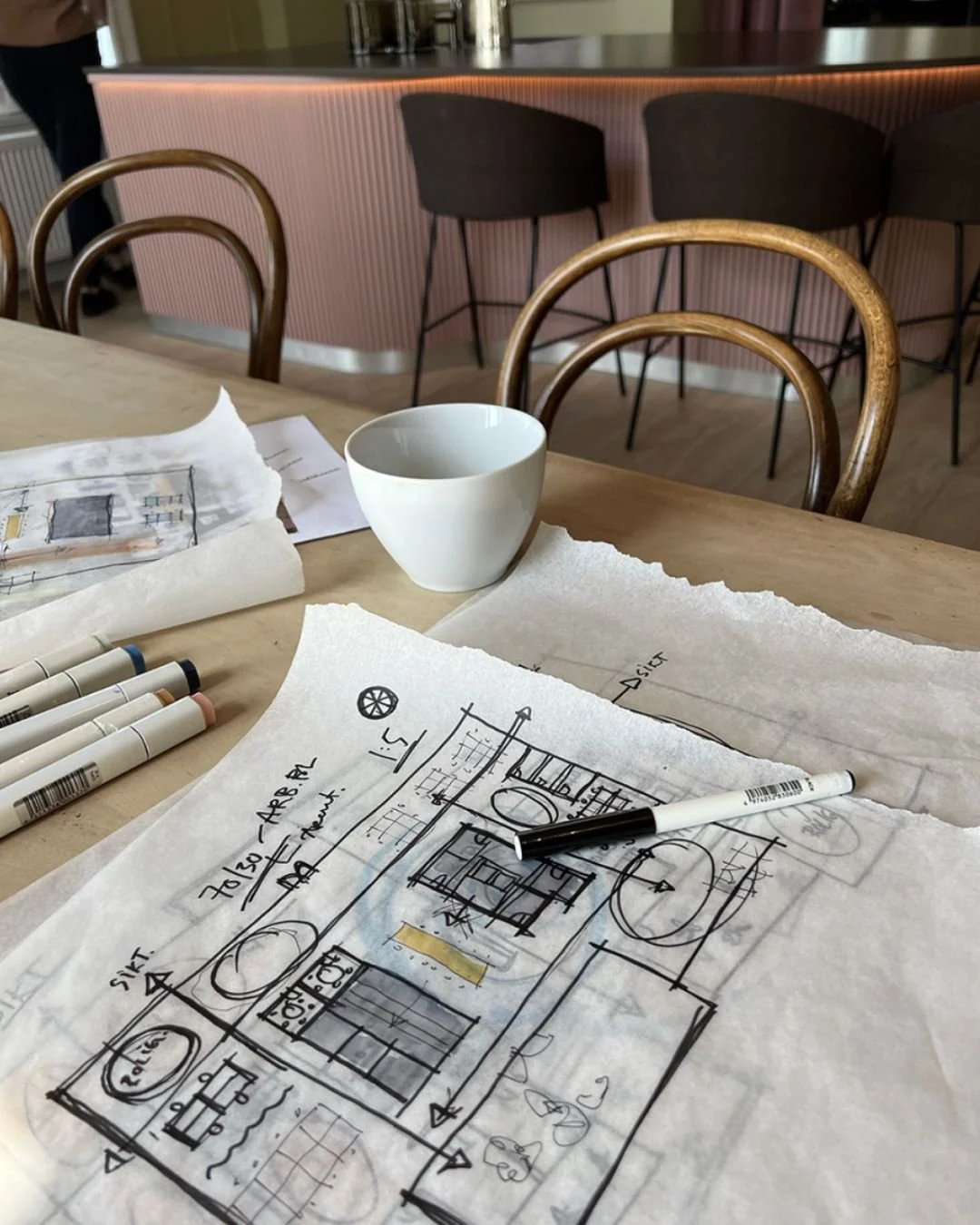 Arbeidsprosess✍🏼🧩

M&aring;let er alltid det samme: arbeidsplasser som fungerer, inspirerer og varer 💡

Vi bygger helhetlige og b&aelig;rekraftige l&oslash;sninger som t&aring;ler tidens test, og som kjennes gode &aring; v&aelig;re i, hver dag 🌱