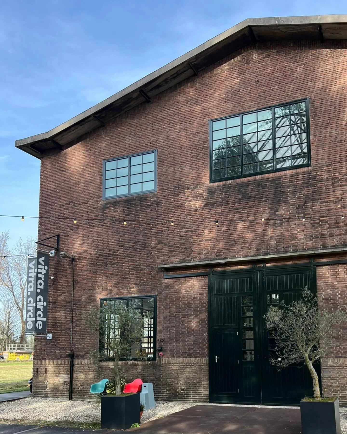 For en dag hos Vitra Circle Store i Hemburg! 

Griegory tok oss med p&aring; en inspirerende omvisning, og vi hadde en veldig god samtale om fremtiden for sirkul&aelig;r tenkning i bransjen v&aring;r &ndash; fra materialkvalitet og levetid til smarte