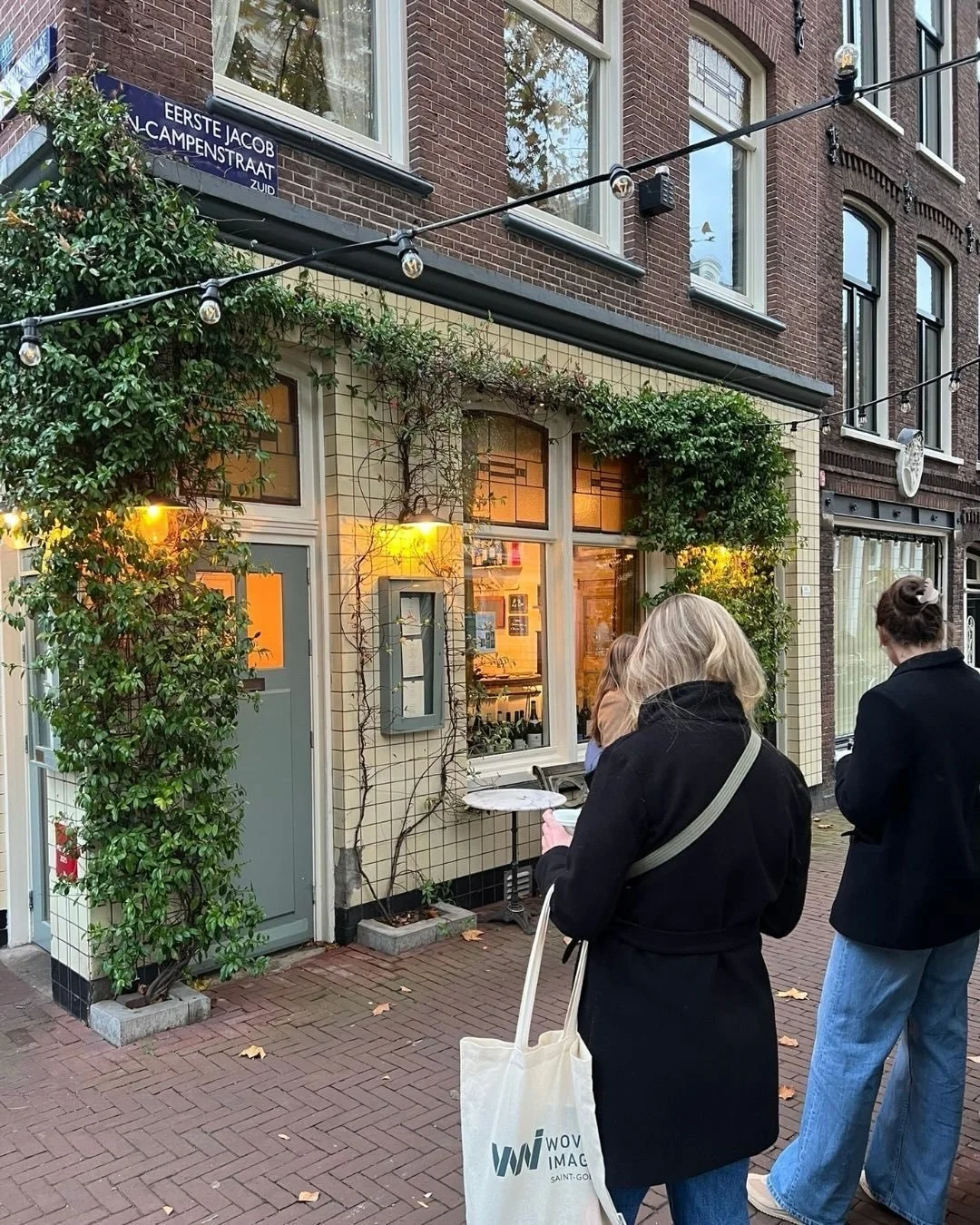 Impulser fra Amsterdam ✨

P&aring; inspirasjonsturen v&aring;r til Amsterdam har vi sugd til oss byens arkitektur, interi&oslash;r og inventar &ndash; fra tidl&oslash;se detaljer og gjennomtrengende personlighet til modig materialbruk. Byens lag av h