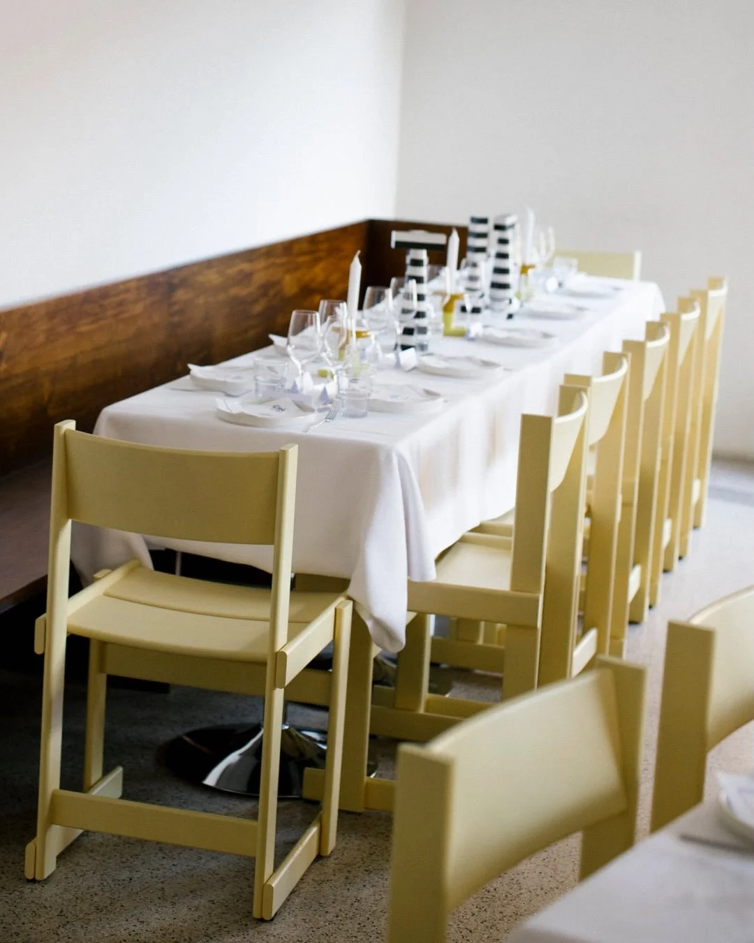 Fra middag i Italia hos HEM til kantinestoler i Snar&oslash;yveien 20 &ndash; disse funksjonelle, fargerike og varige Bullnose-stolene fra HEM har f&aring;tt nytt liv.

HEM-grunnlegger Petrus Palmer forteller: &laquo;Cin Cin was a dinner event hosted