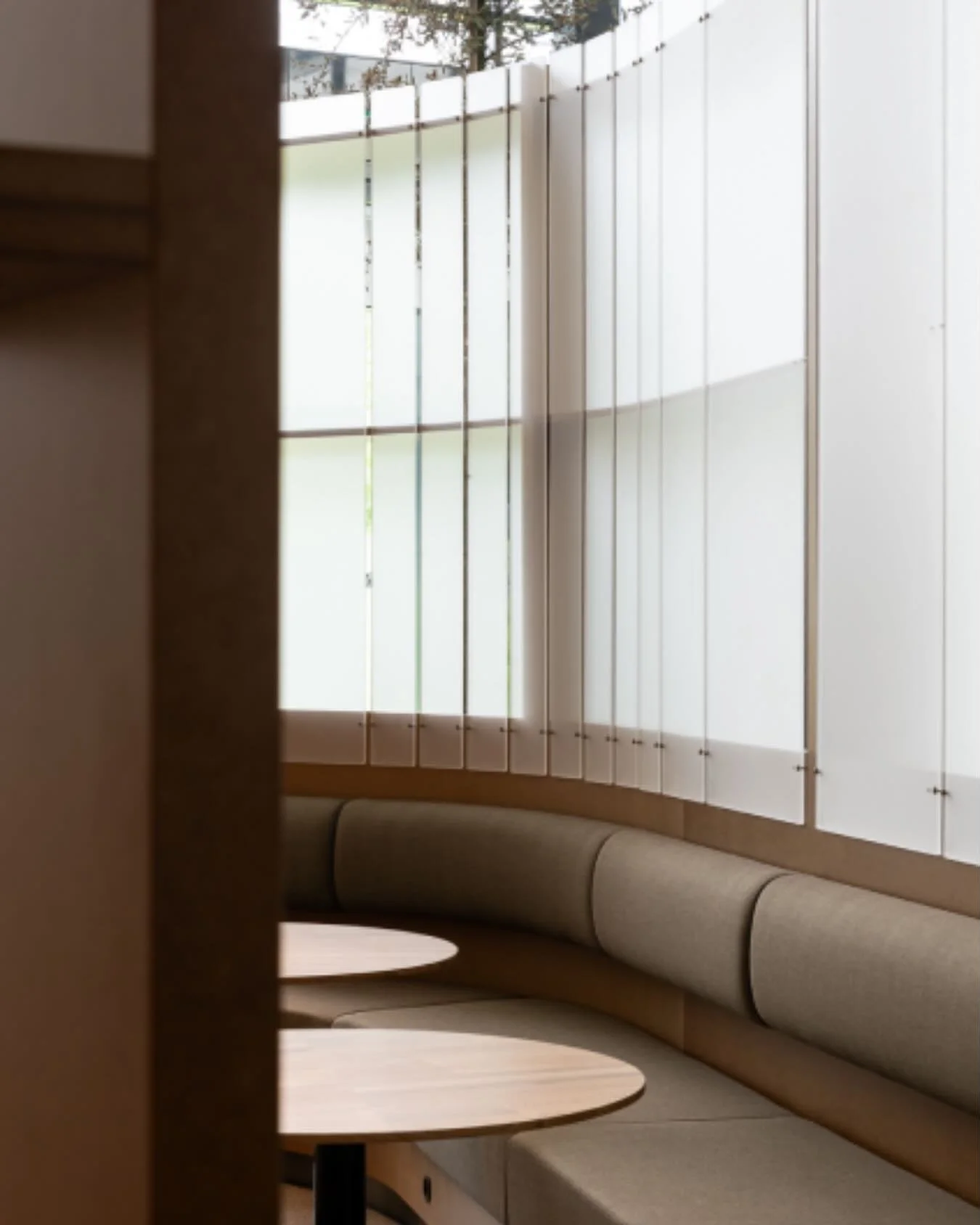 Vi skaper nye rom, og steder &aring; m&oslash;tes. Pleksiplater som tidligere var bordskjermer til arbeidsbord filtrerer lyset, skaper skjerming og en lun m&oslash;teplass.

Foto: Niklas Hart