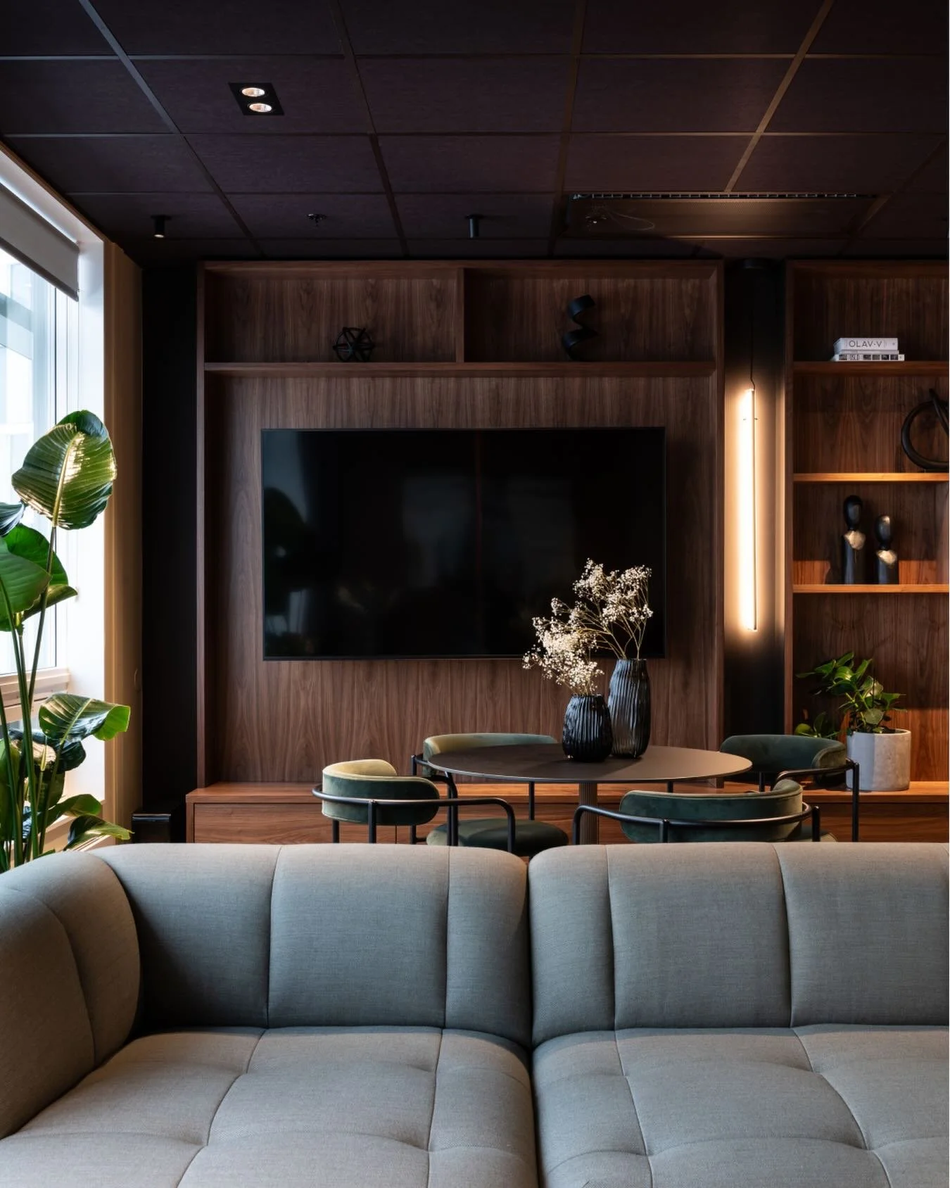 Et sted som ikke minner mye om det klassiske kontoret, et sted &aring; komme til som er &aring;pent og im&oslash;tekommende, og hvor skuldrene senkes litt.

Foto: Niklas Hart