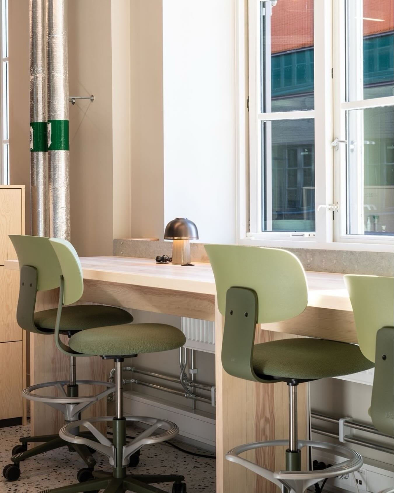 P&aring; &laquo;Tunet&raquo; hos Nortura skaper naturlig lys og jordn&aelig;re farger ro midt i pulsen &ndash; et sted for fokus, fleksibilitet og fellesskap. Med norske materialer, taktile overflater og dempede nyanser har vi formet en arbeidsplass 