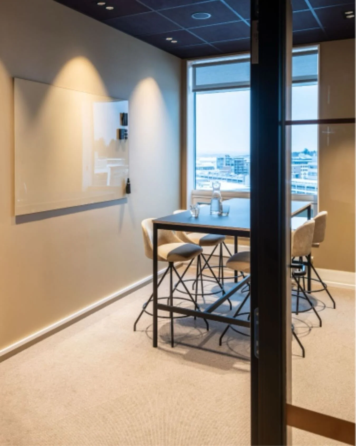 I House of QNTM har vi valgt et litt h&oslash;yere bord for &aring; aktivisere, skape bevegelse og gi etterlengtet avveksling i hverdagen &ndash; en liten justering med stor effekt.

Foto: Niklas Hart