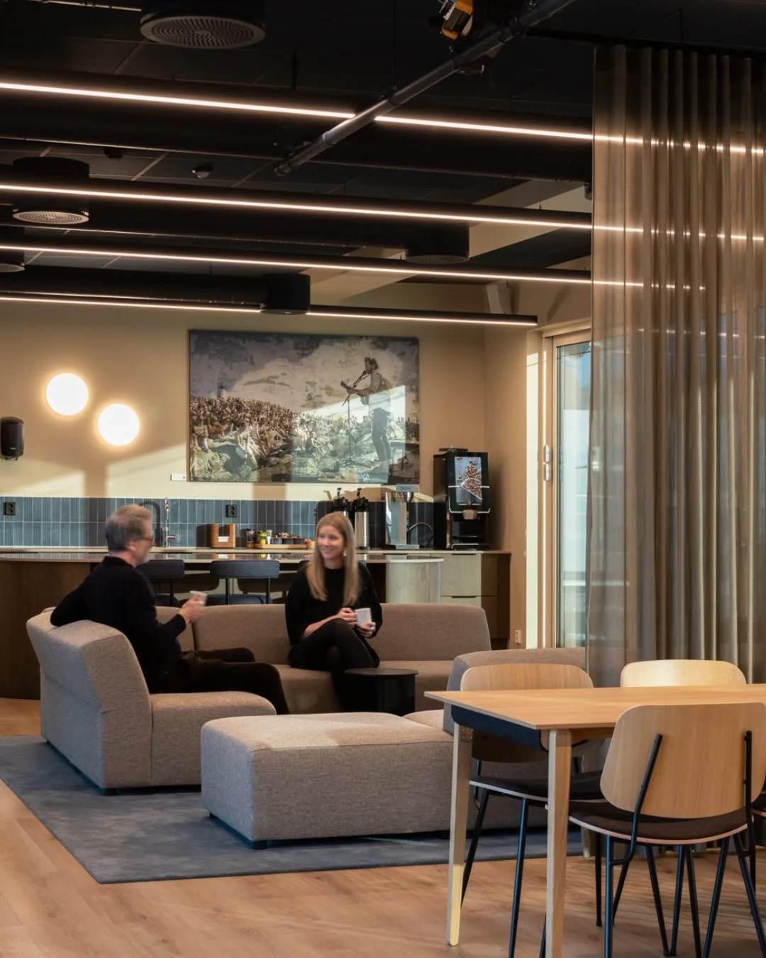 Nytt, &aring;pent mediehus for Agderposten 📰
Vi har utviklet et arbeidsmilj&oslash; som st&oslash;tter moderne redaksjonsarbeid &ndash; med fleksible soner, sterk brukermedvirkning og tydelig lokal forankring. Resultatet er et synlig, inkluderende o